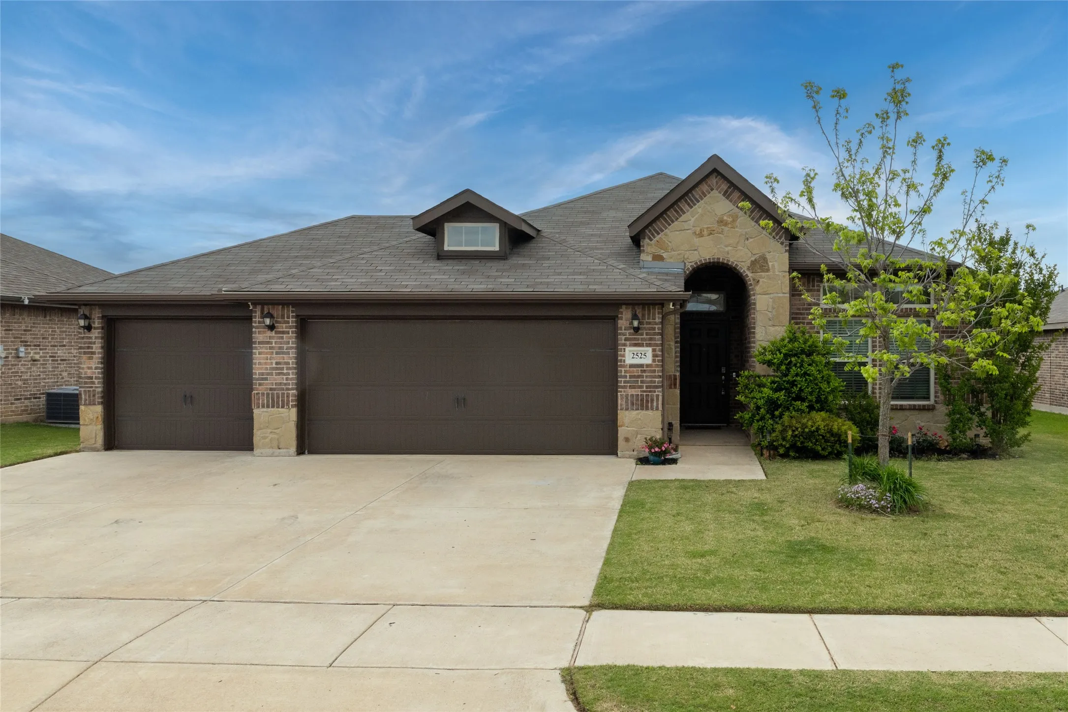 Single Family Residence For Sale in Parker County , 2525 Silver Fox Trail, Weatherford, Texas 76087, 3 Bedroom, 2 Bathroom, 3 Garage spaces, 1,861 Sqft, built in 2018, Preowned, Price $365,000, mls#21234088, Real Estate Agent in Weatherford, Homes For Sale in Parker county, Homes For Sale in Weatherford, Realtor in Weatherford Texas, Real Estate Brokerage Independent Realty Texas, Luminita Cordes Realtor