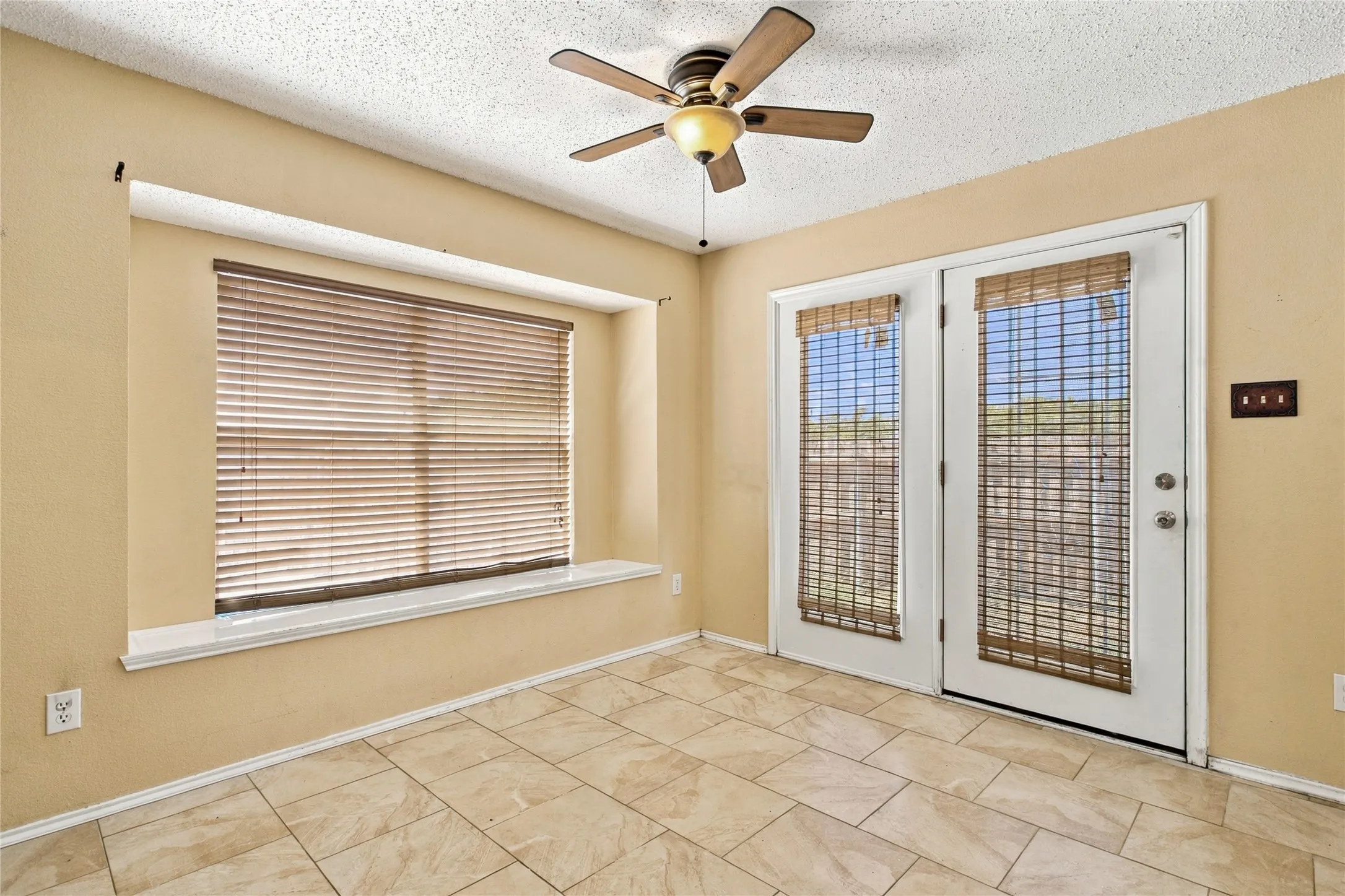 Single Family Residence For Sale in Dallas County , 531 Pecan Leaf Drive, Lancaster, Texas 75146, 5 Bedroom, 3 Bathroom, 2 Garage spaces, 3,643 Sqft, built in 2001, Preowned, mls#21237581, Real Estate Agent in Lancaster, Homes For Sale in Dallas county, Homes For Sale in Lancaster, Realtor in Lancaster Texas, Real Estate Brokerage Independent Realty Texas, Luminita Cordes Realtor
