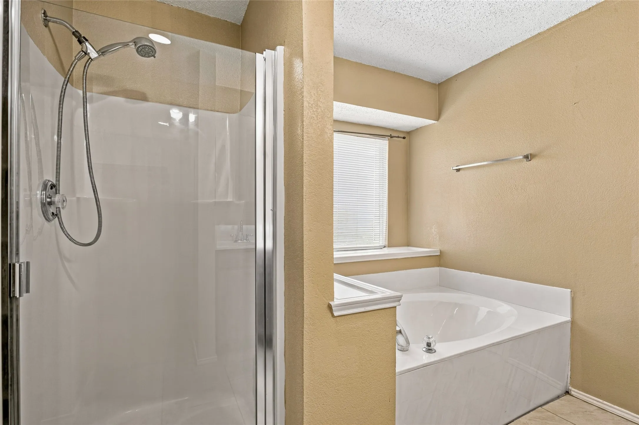 Single Family Residence For Sale in Dallas County , 531 Pecan Leaf Drive, Lancaster, Texas 75146, 5 Bedroom, 3 Bathroom, 2 Garage spaces, 3,643 Sqft, built in 2001, Preowned, mls#21237581, Real Estate Agent in Lancaster, Homes For Sale in Dallas county, Homes For Sale in Lancaster, Realtor in Lancaster Texas, Real Estate Brokerage Independent Realty Texas, Luminita Cordes Realtor