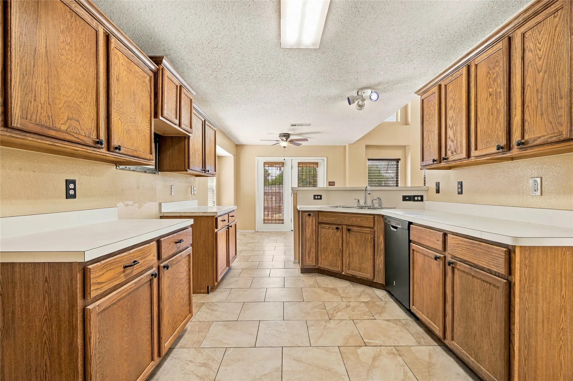 Single Family Residence For Sale in Dallas County , 531 Pecan Leaf Drive, Lancaster, Texas 75146, 5 Bedroom, 3 Bathroom, 2 Garage spaces, 3,643 Sqft, built in 2001, Preowned, mls#21237581, Real Estate Agent in Lancaster, Homes For Sale in Dallas county, Homes For Sale in Lancaster, Realtor in Lancaster Texas, Real Estate Brokerage Independent Realty Texas, Luminita Cordes Realtor