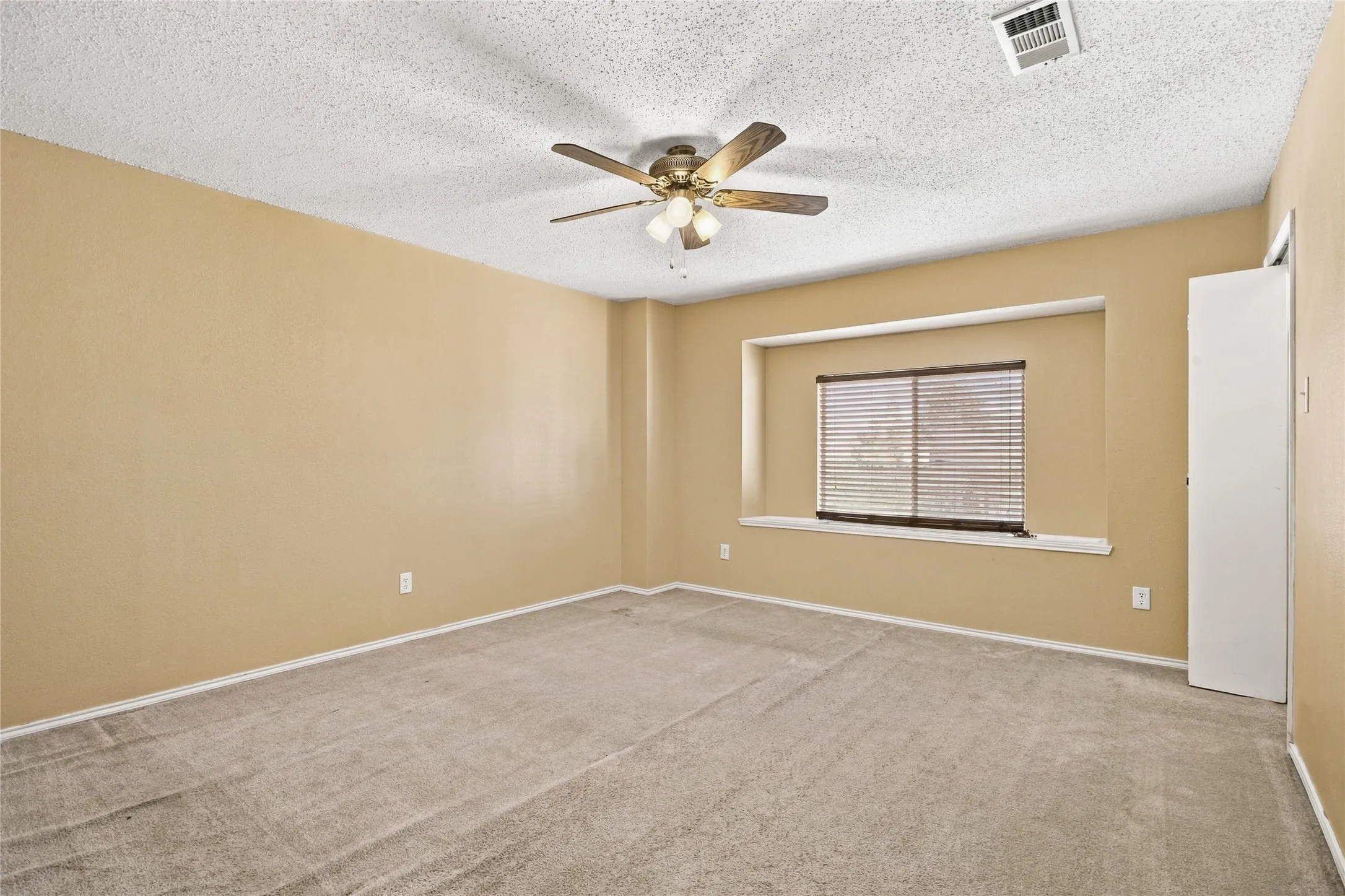 Single Family Residence For Sale in Dallas County , 531 Pecan Leaf Drive, Lancaster, Texas 75146, 5 Bedroom, 3 Bathroom, 2 Garage spaces, 3,643 Sqft, built in 2001, Preowned, mls#21237581, Real Estate Agent in Lancaster, Homes For Sale in Dallas county, Homes For Sale in Lancaster, Realtor in Lancaster Texas, Real Estate Brokerage Independent Realty Texas, Luminita Cordes Realtor