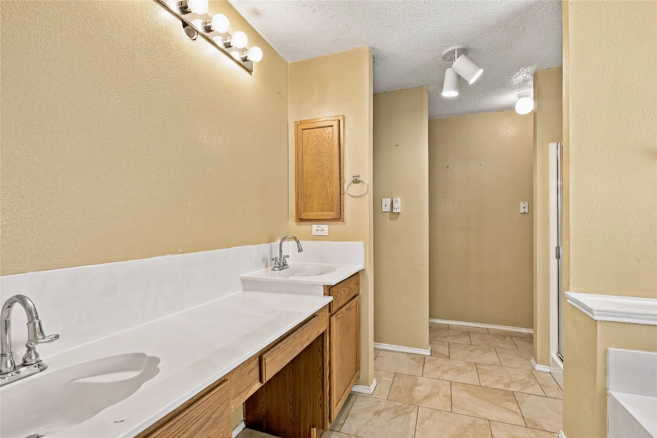 Single Family Residence For Sale in Dallas County , 531 Pecan Leaf Drive, Lancaster, Texas 75146, 5 Bedroom, 3 Bathroom, 2 Garage spaces, 3,643 Sqft, built in 2001, Preowned, mls#21237581, Real Estate Agent in Lancaster, Homes For Sale in Dallas county, Homes For Sale in Lancaster, Realtor in Lancaster Texas, Real Estate Brokerage Independent Realty Texas, Luminita Cordes Realtor