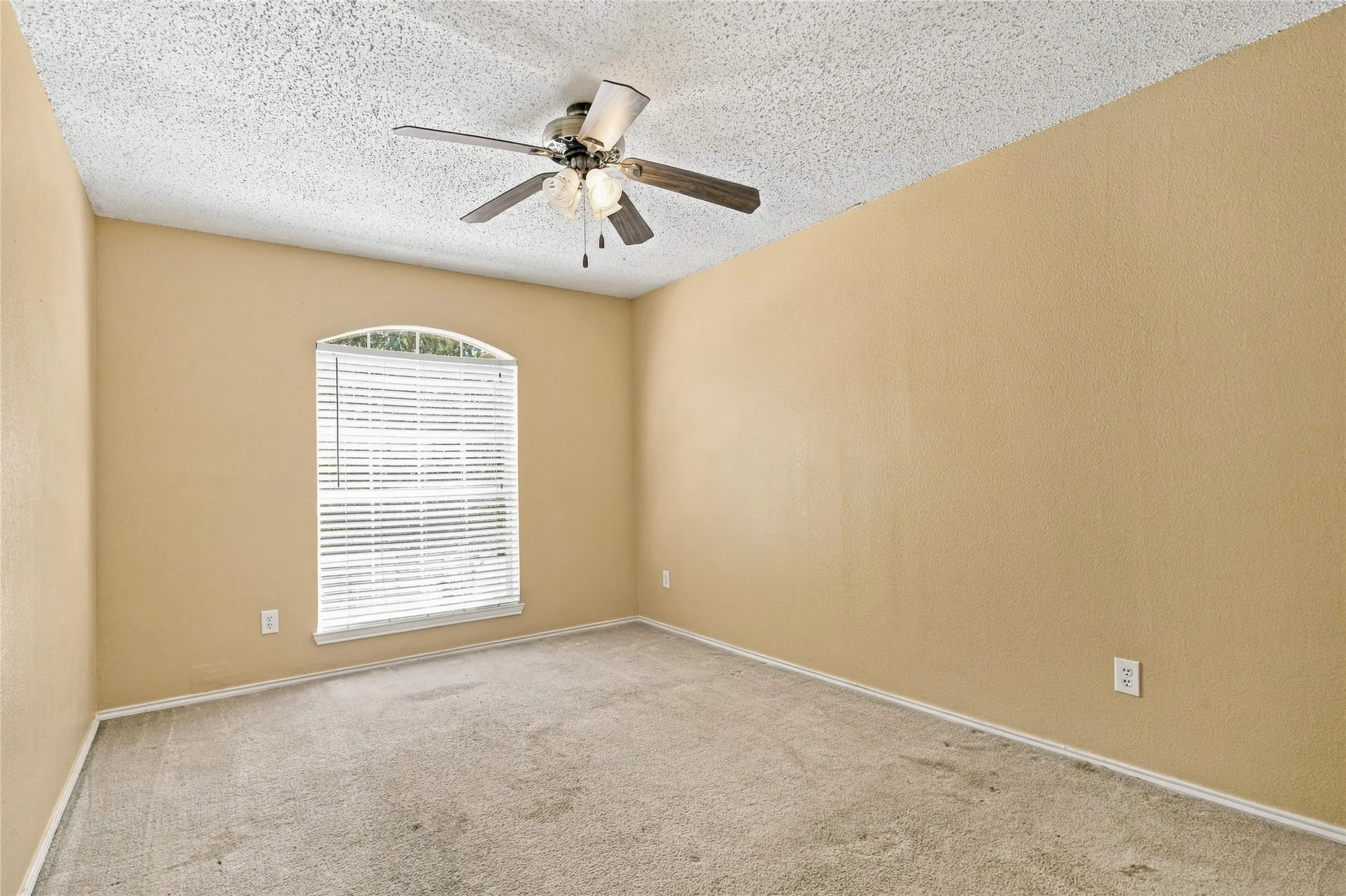 Single Family Residence For Sale in Dallas County , 531 Pecan Leaf Drive, Lancaster, Texas 75146, 5 Bedroom, 3 Bathroom, 2 Garage spaces, 3,643 Sqft, built in 2001, Preowned, mls#21237581, Real Estate Agent in Lancaster, Homes For Sale in Dallas county, Homes For Sale in Lancaster, Realtor in Lancaster Texas, Real Estate Brokerage Independent Realty Texas, Luminita Cordes Realtor
