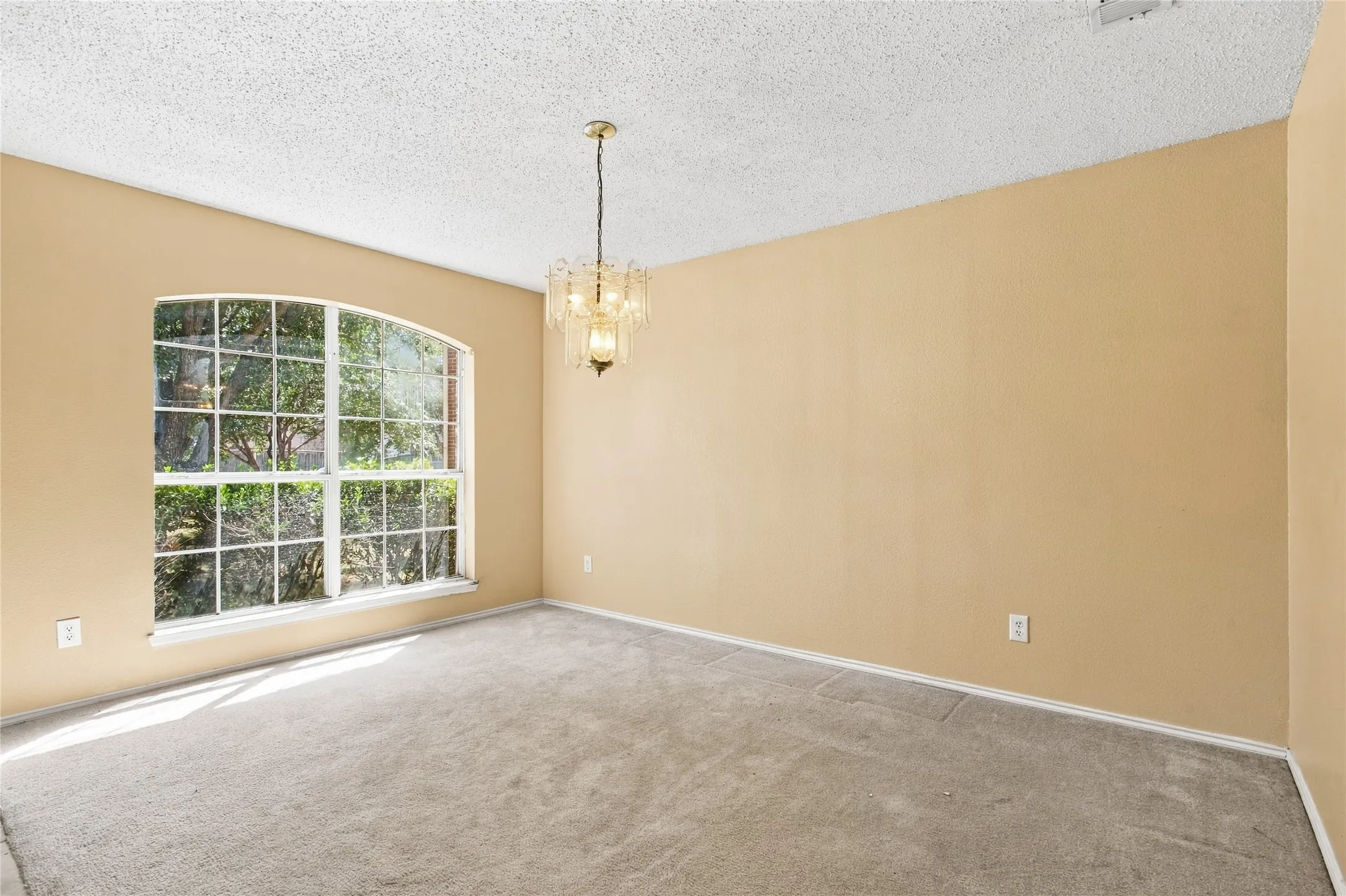 Single Family Residence For Sale in Dallas County , 531 Pecan Leaf Drive, Lancaster, Texas 75146, 5 Bedroom, 3 Bathroom, 2 Garage spaces, 3,643 Sqft, built in 2001, Preowned, mls#21237581, Real Estate Agent in Lancaster, Homes For Sale in Dallas county, Homes For Sale in Lancaster, Realtor in Lancaster Texas, Real Estate Brokerage Independent Realty Texas, Luminita Cordes Realtor
