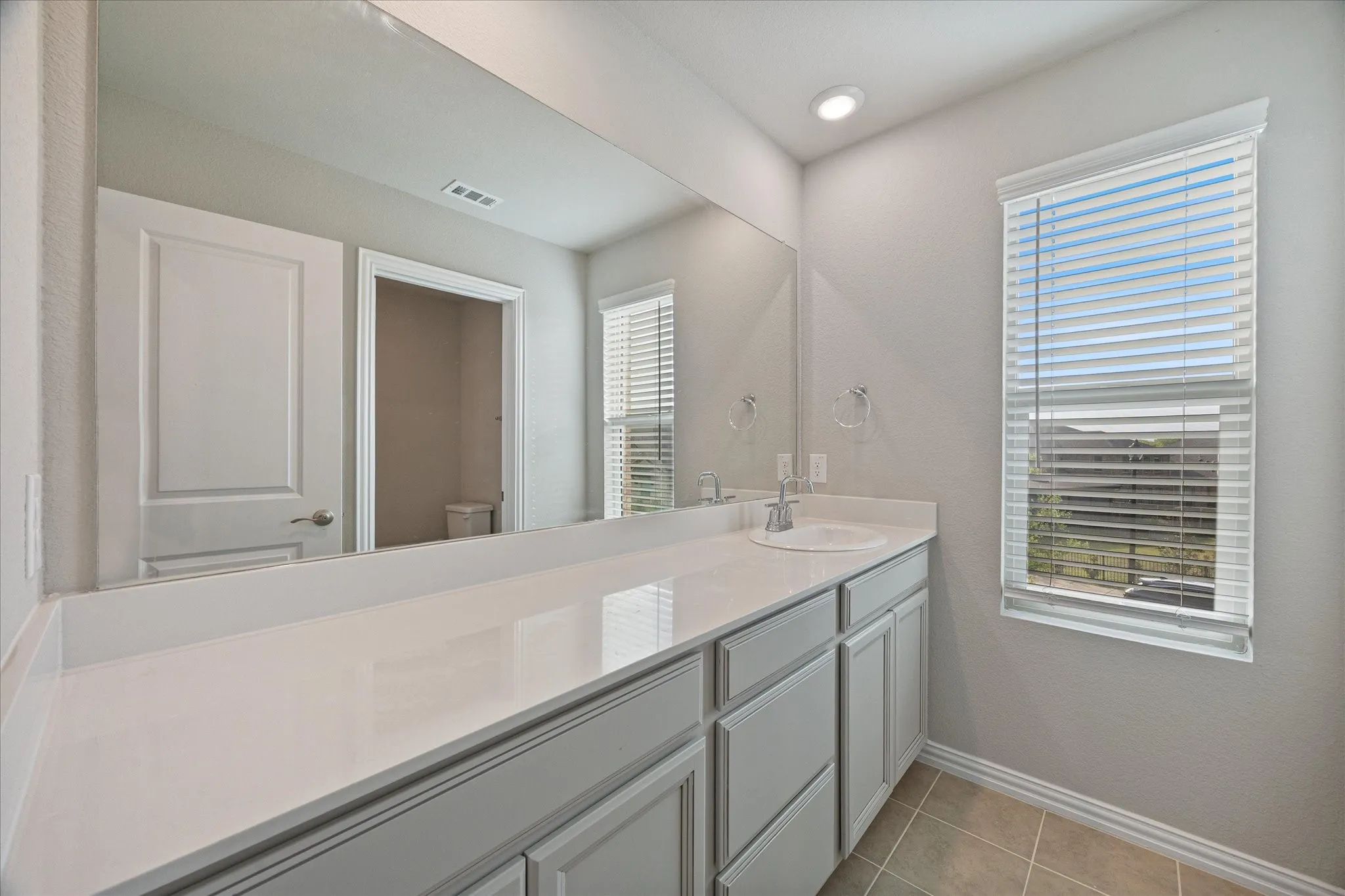 Full bathroom on the upper level.