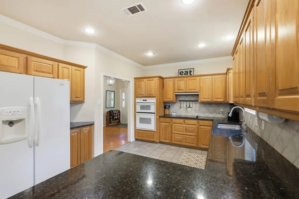 Single Family Residence For Sale in Parker County , 128 Southwinds Drive, Weatherford, Texas 76087, 4 Bedroom, 3 Bathroom, 2 Garage spaces, 2,302 Sqft, built in 2004, mls#21237551, Real Estate Agent in Weatherford, Homes For Sale in Parker county, Homes For Sale in Weatherford, Realtor in Weatherford Texas, Real Estate Brokerage Independent Realty Texas, Luminita Cordes Realtor