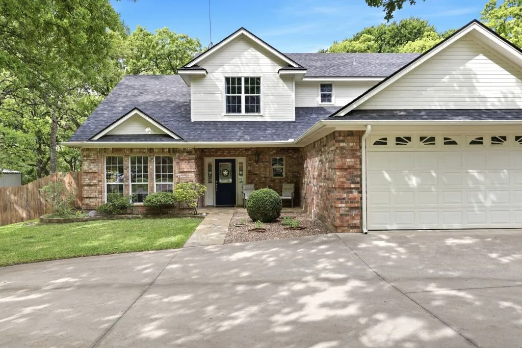 Single Family Residence For Sale in Parker County , 128 Southwinds Drive, Weatherford, Texas 76087, 4 Bedroom, 3 Bathroom, 2 Garage spaces, 2,302 Sqft, built in 2004, mls#21237551, Real Estate Agent in Weatherford, Homes For Sale in Parker county, Homes For Sale in Weatherford, Realtor in Weatherford Texas, Real Estate Brokerage Independent Realty Texas, Luminita Cordes Realtor