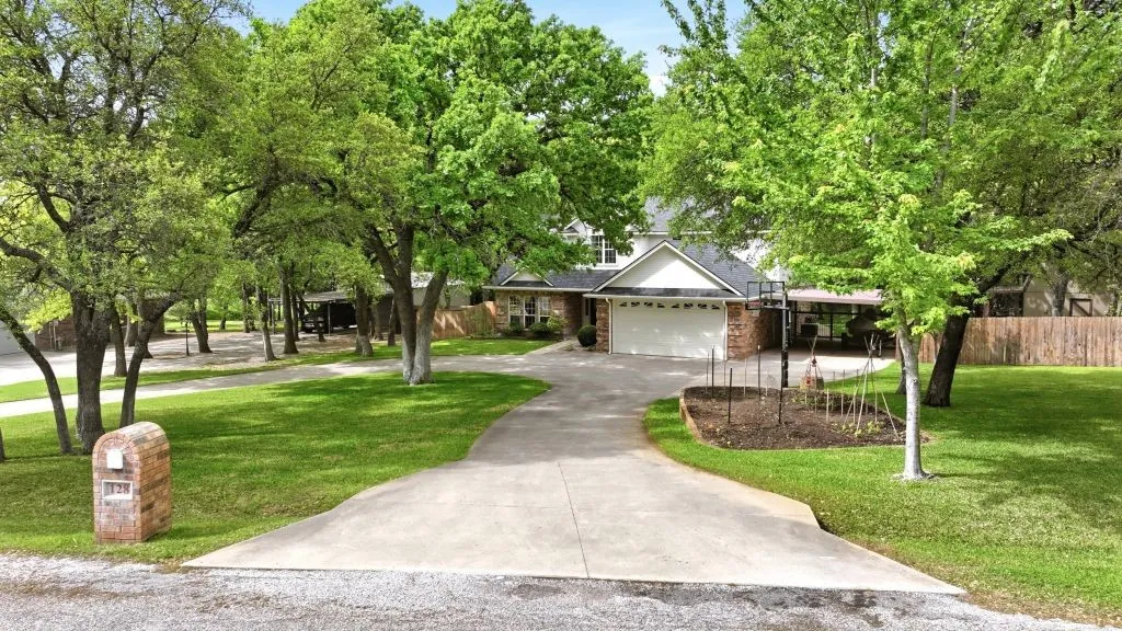 Single Family Residence For Sale in Parker County , 128 Southwinds Drive, Weatherford, Texas 76087, 4 Bedroom, 3 Bathroom, 2 Garage spaces, 2,302 Sqft, built in 2004, mls#21237551, Real Estate Agent in Weatherford, Homes For Sale in Parker county, Homes For Sale in Weatherford, Realtor in Weatherford Texas, Real Estate Brokerage Independent Realty Texas, Luminita Cordes Realtor