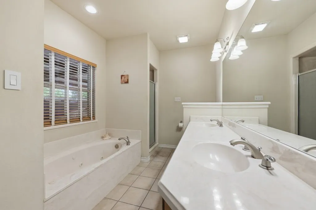 Single Family Residence For Sale in Parker County , 128 Southwinds Drive, Weatherford, Texas 76087, 4 Bedroom, 3 Bathroom, 2 Garage spaces, 2,302 Sqft, built in 2004, mls#21237551, Real Estate Agent in Weatherford, Homes For Sale in Parker county, Homes For Sale in Weatherford, Realtor in Weatherford Texas, Real Estate Brokerage Independent Realty Texas, Luminita Cordes Realtor