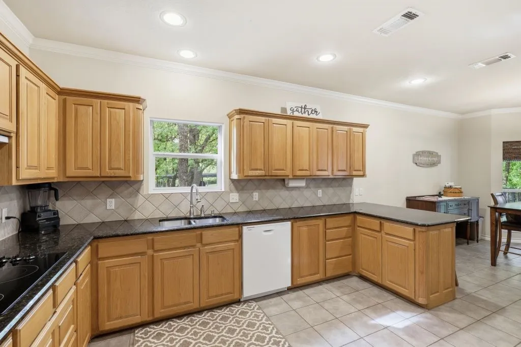 Single Family Residence For Sale in Parker County , 128 Southwinds Drive, Weatherford, Texas 76087, 4 Bedroom, 3 Bathroom, 2 Garage spaces, 2,302 Sqft, built in 2004, mls#21237551, Real Estate Agent in Weatherford, Homes For Sale in Parker county, Homes For Sale in Weatherford, Realtor in Weatherford Texas, Real Estate Brokerage Independent Realty Texas, Luminita Cordes Realtor