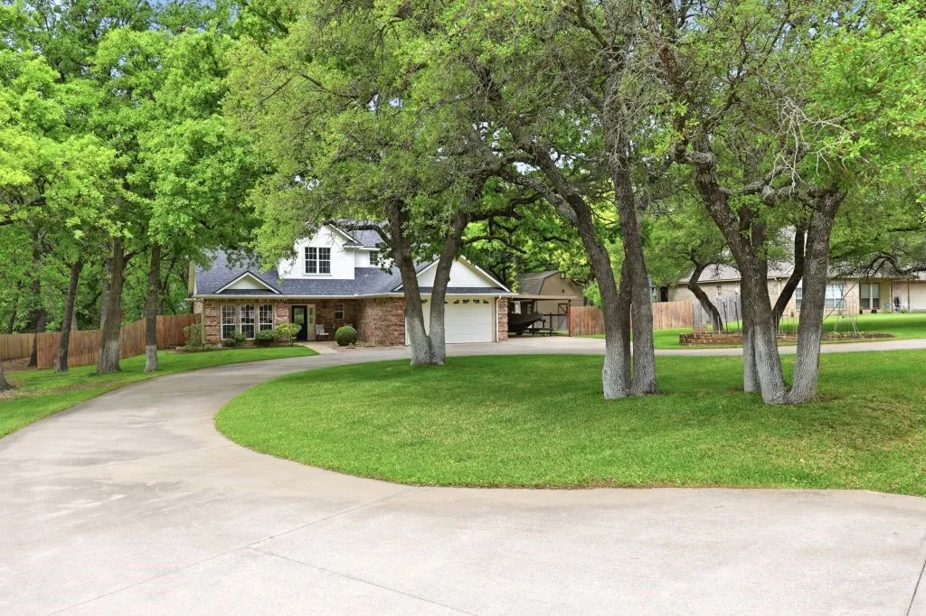 Single Family Residence For Sale in Parker County , 128 Southwinds Drive, Weatherford, Texas 76087, 4 Bedroom, 3 Bathroom, 2 Garage spaces, 2,302 Sqft, built in 2004, mls#21237551, Real Estate Agent in Weatherford, Homes For Sale in Parker county, Homes For Sale in Weatherford, Realtor in Weatherford Texas, Real Estate Brokerage Independent Realty Texas, Luminita Cordes Realtor