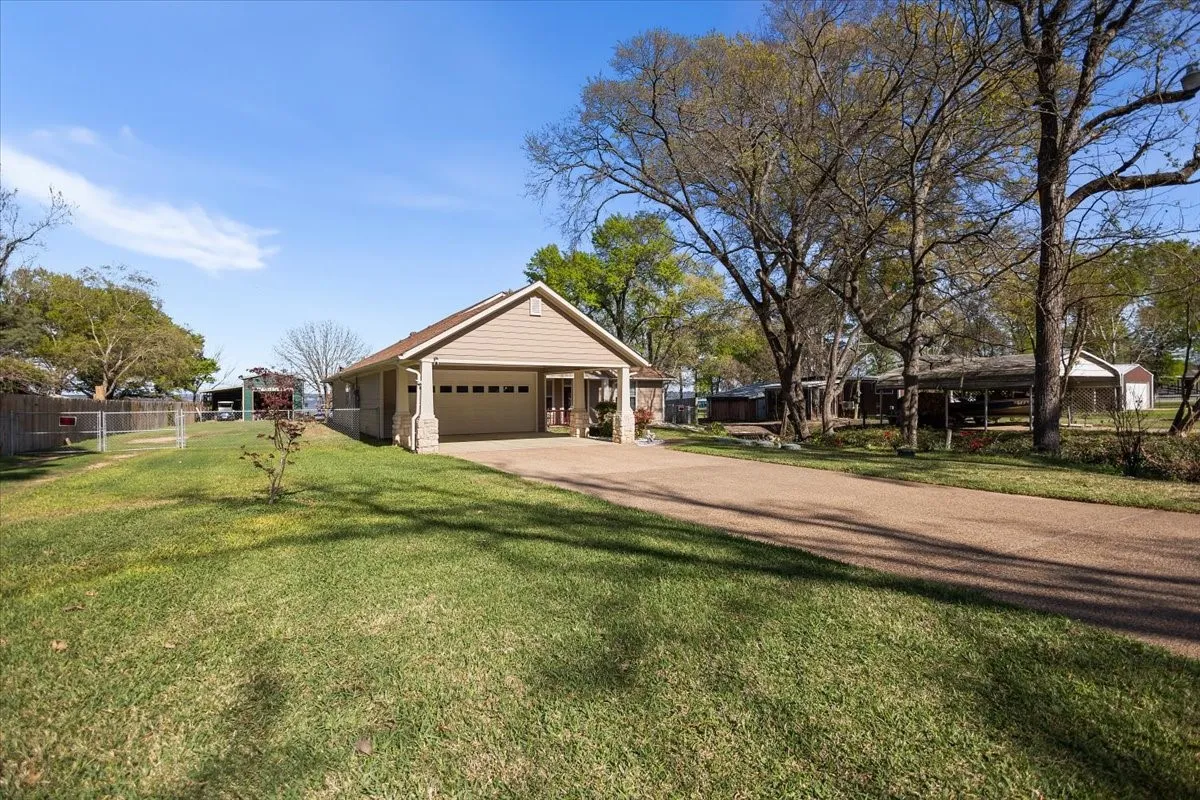Single Family Residence For Sale in Henderson County , 4789 Sunrise Drive, Chandler, Texas 75758, 4 Bedroom, 2 Bathroom, 2 Garage spaces, 2,163 Sqft, built in 2008, mls#21210638, Real Estate Agent in Chandler, Homes For Sale in Henderson county, Homes For Sale in Chandler, Realtor in Chandler Texas, Real Estate Brokerage Independent Realty Texas, Luminita Cordes Realtor