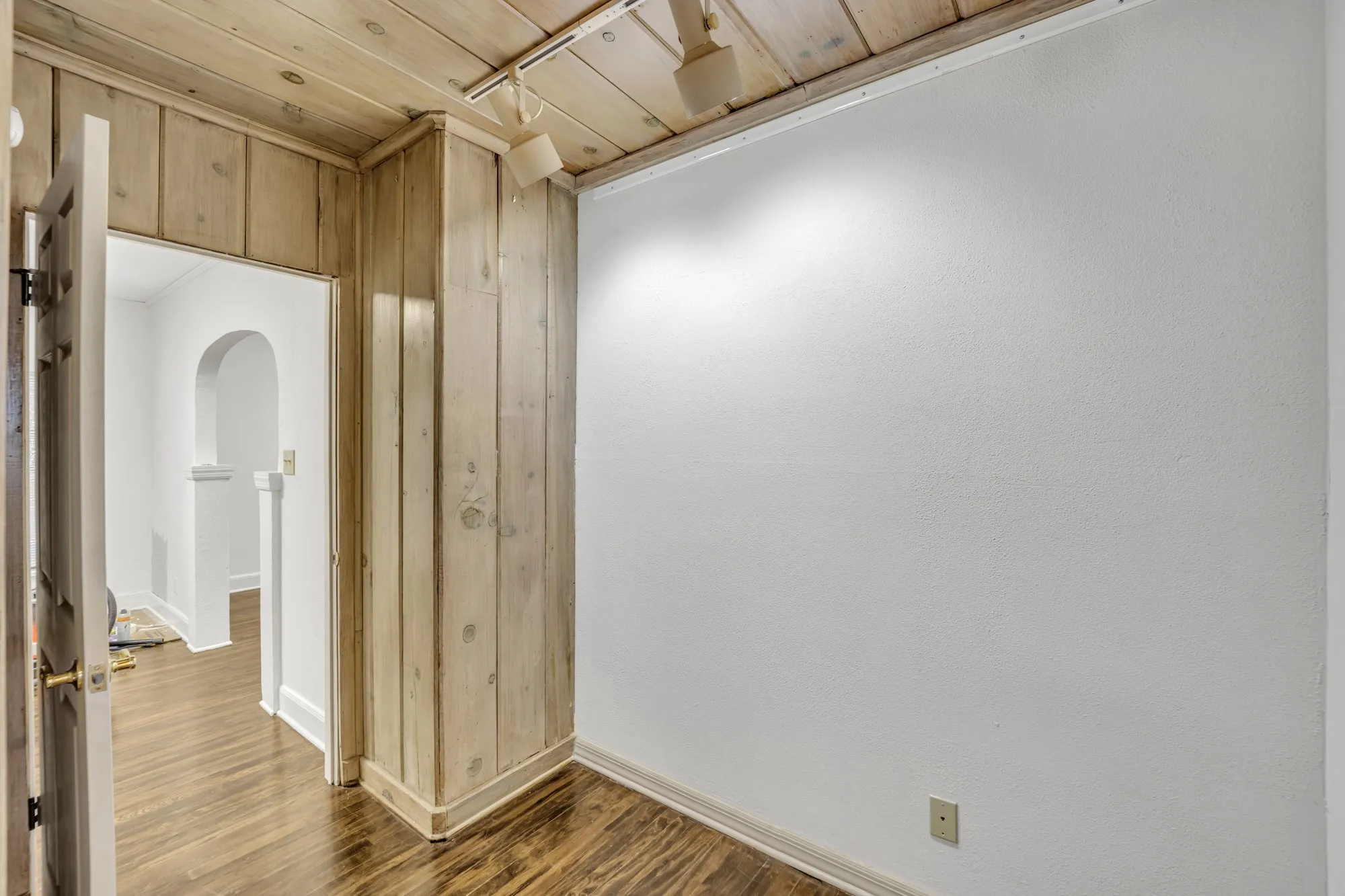 Office For Sale in Tarrant County , 1311/1313 W Abram Street, Arlington, Texas 76013, 0, 0, Garage spaces, 4,098 Sqft, built in 1938, Preowned, mls#21225542, Real Estate Agent in Arlington, Homes For Sale in Tarrant county, Homes For Sale in Arlington, Realtor in Arlington Texas, Real Estate Brokerage Independent Realty Texas, Luminita Cordes Realtor