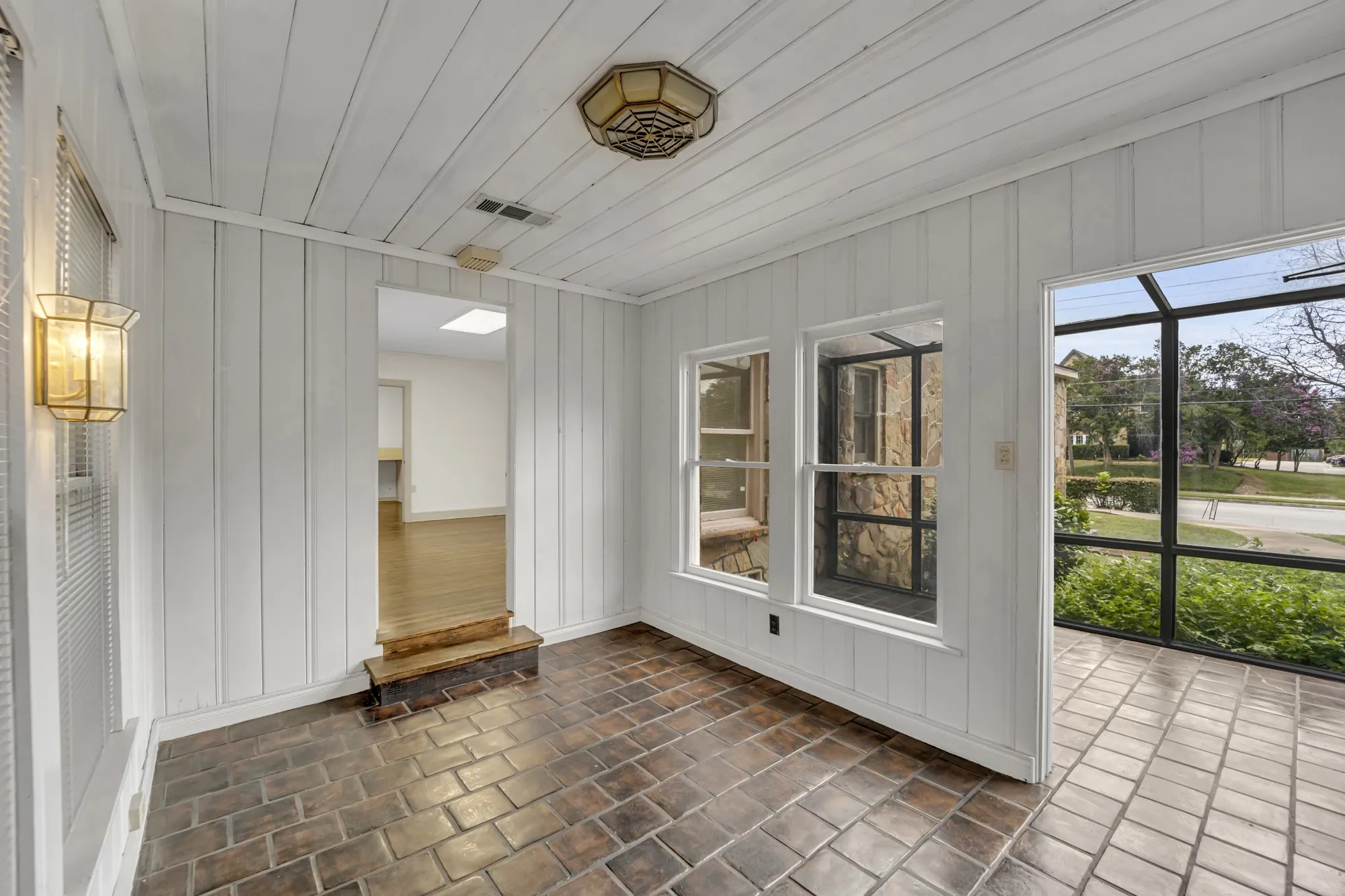 Office For Sale in Tarrant County , 1311/1313 W Abram Street, Arlington, Texas 76013, 0, 0, Garage spaces, 4,098 Sqft, built in 1938, Preowned, mls#21225542, Real Estate Agent in Arlington, Homes For Sale in Tarrant county, Homes For Sale in Arlington, Realtor in Arlington Texas, Real Estate Brokerage Independent Realty Texas, Luminita Cordes Realtor