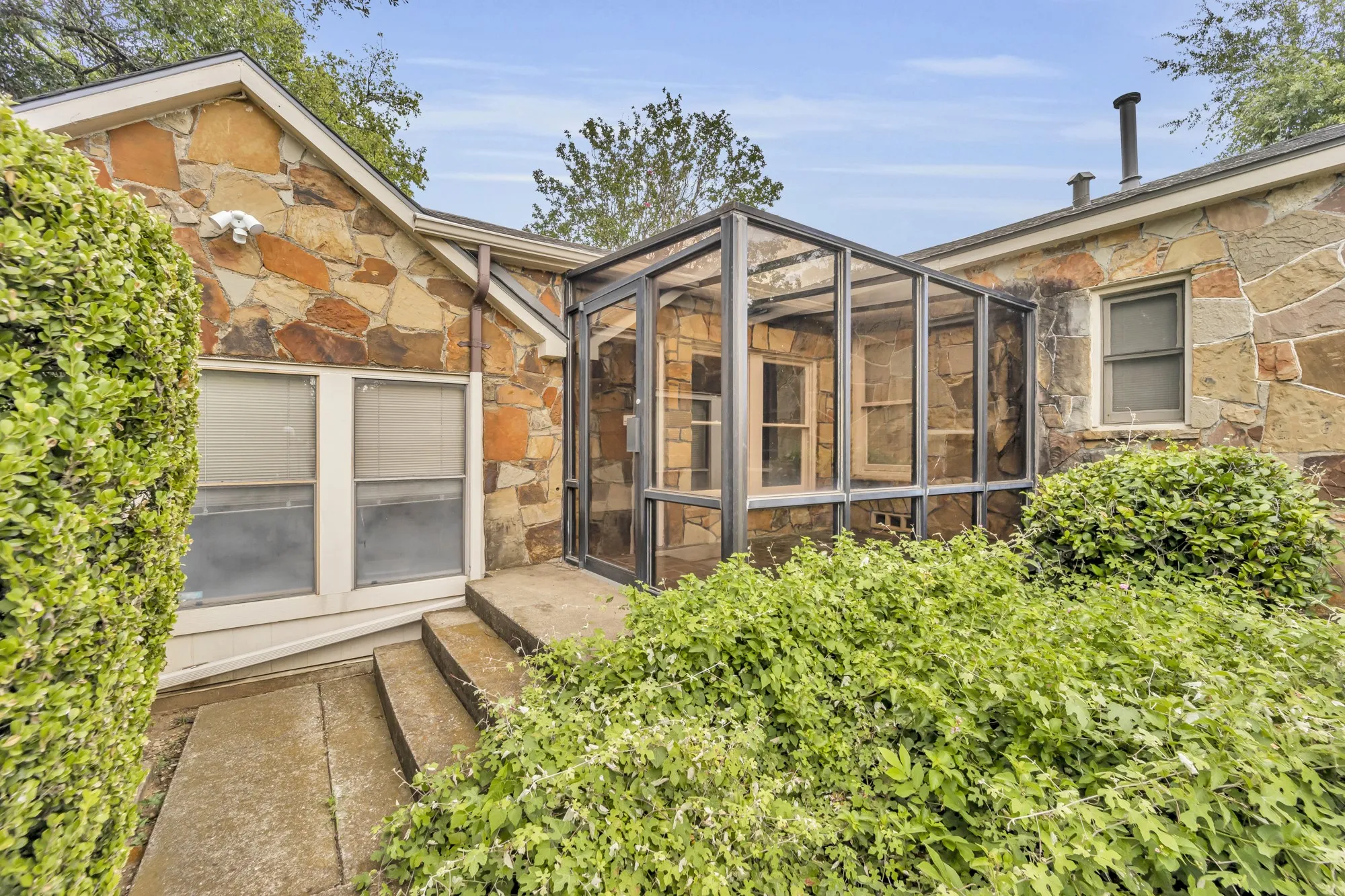 Office For Sale in Tarrant County , 1311/1313 W Abram Street, Arlington, Texas 76013, 0, 0, Garage spaces, 4,098 Sqft, built in 1938, Preowned, mls#21225542, Real Estate Agent in Arlington, Homes For Sale in Tarrant county, Homes For Sale in Arlington, Realtor in Arlington Texas, Real Estate Brokerage Independent Realty Texas, Luminita Cordes Realtor