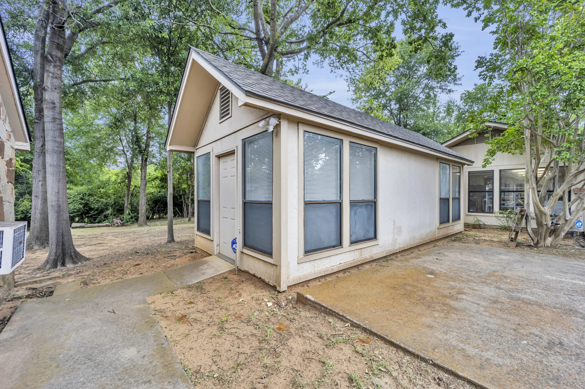Office For Sale in Tarrant County , 1311/1313 W Abram Street, Arlington, Texas 76013, 0, 0, Garage spaces, 4,098 Sqft, built in 1938, Preowned, mls#21225542, Real Estate Agent in Arlington, Homes For Sale in Tarrant county, Homes For Sale in Arlington, Realtor in Arlington Texas, Real Estate Brokerage Independent Realty Texas, Luminita Cordes Realtor