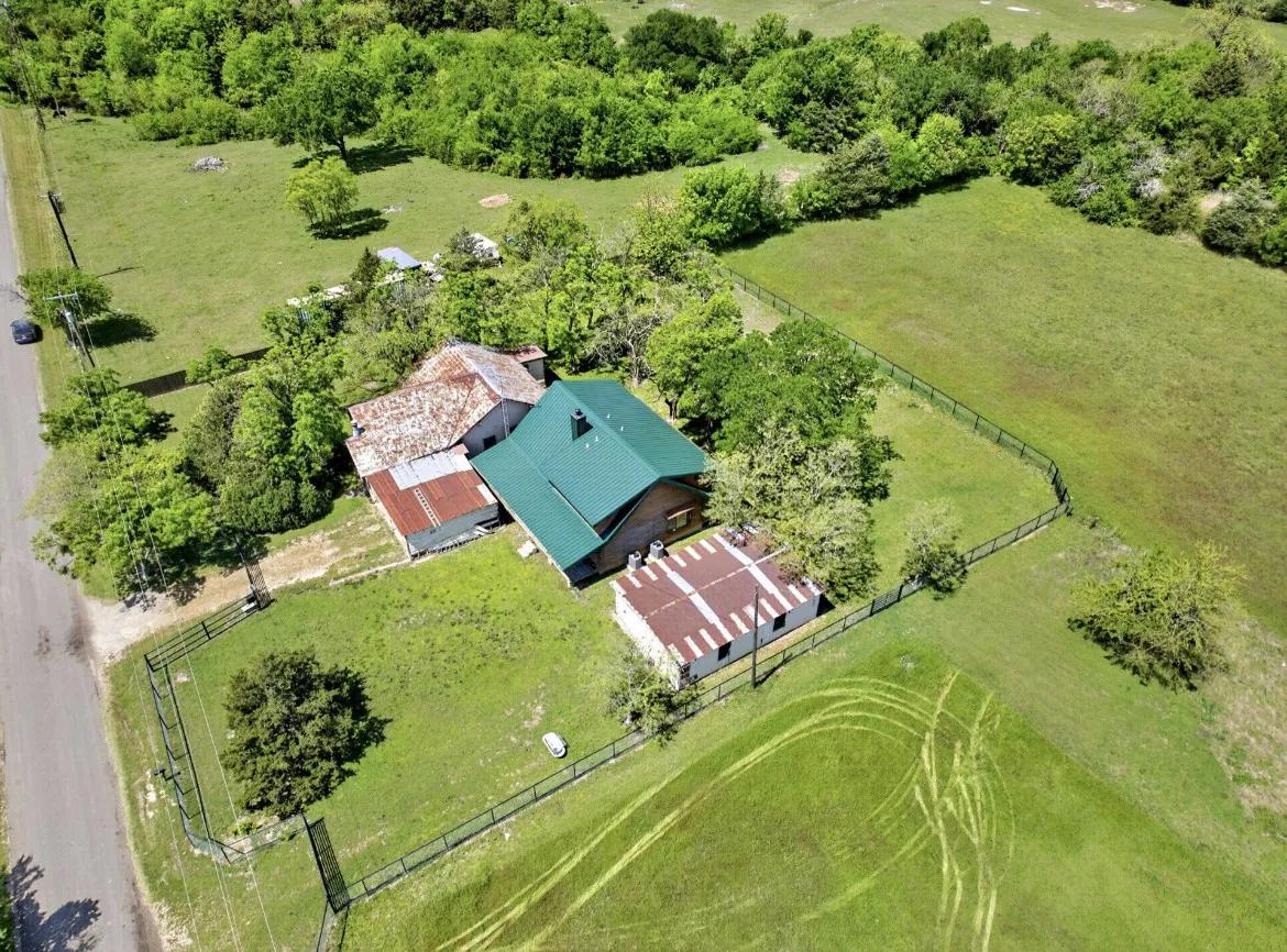 Single Family Residence For Sale in Hunt County , 858 County Road 1006, Celeste, Texas 75423, 3 Bedroom, 2 Bathroom, Garage spaces, 3,460 Sqft, built in 1995, mls#21237557, Real Estate Agent in Celeste, Homes For Sale in Hunt county, Homes For Sale in Celeste, Realtor in Celeste Texas, Real Estate Brokerage Independent Realty Texas, Luminita Cordes Realtor