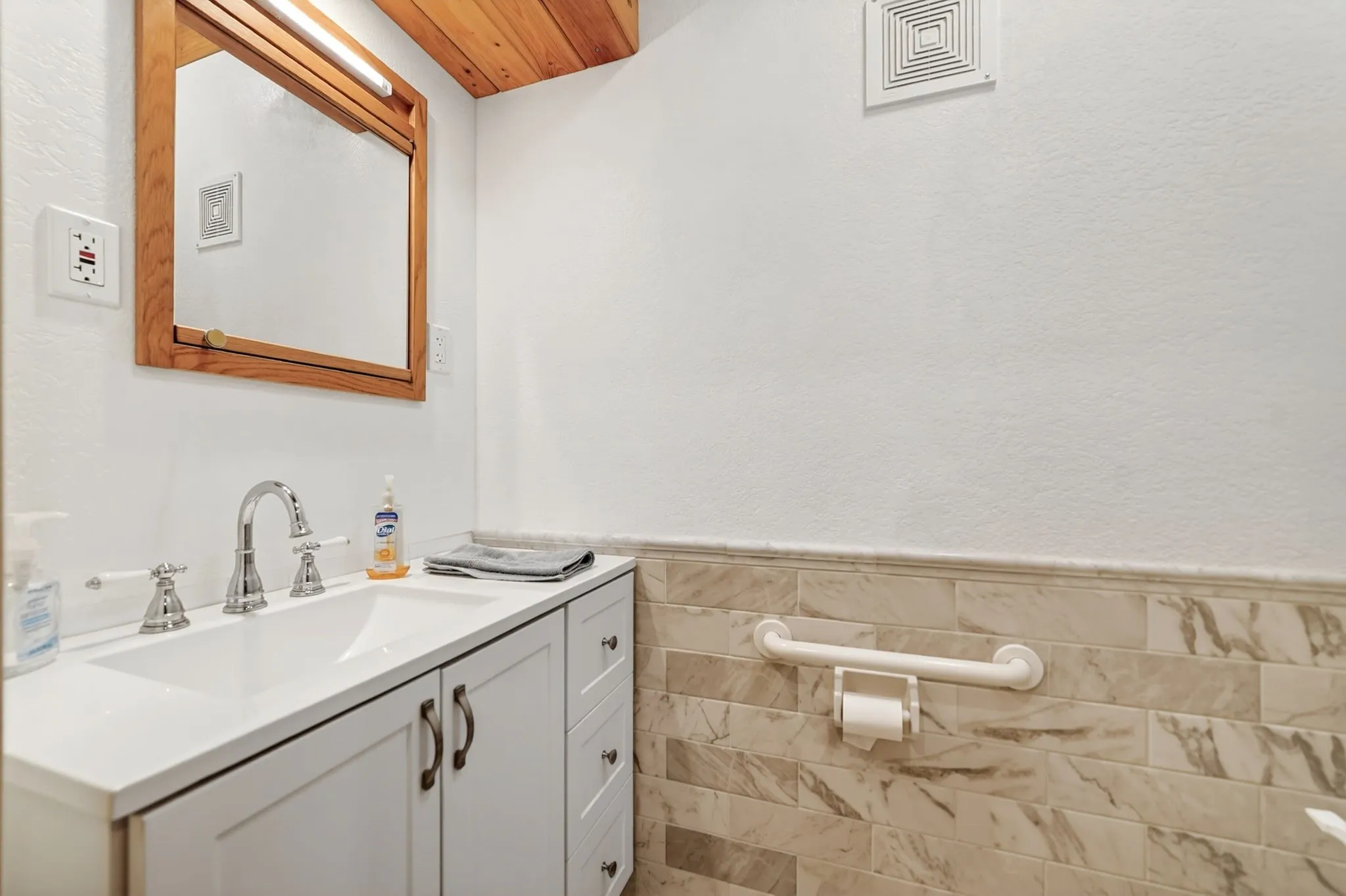 Single Family Residence For Sale in Hunt County , 858 County Road 1006, Celeste, Texas 75423, 3 Bedroom, 2 Bathroom, Garage spaces, 3,460 Sqft, built in 1995, mls#21237557, Real Estate Agent in Celeste, Homes For Sale in Hunt county, Homes For Sale in Celeste, Realtor in Celeste Texas, Real Estate Brokerage Independent Realty Texas, Luminita Cordes Realtor