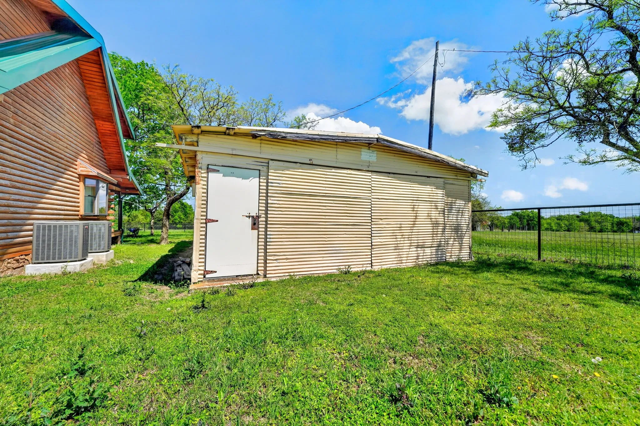 Single Family Residence For Sale in Hunt County , 858 County Road 1006, Celeste, Texas 75423, 3 Bedroom, 2 Bathroom, Garage spaces, 3,460 Sqft, built in 1995, mls#21237557, Real Estate Agent in Celeste, Homes For Sale in Hunt county, Homes For Sale in Celeste, Realtor in Celeste Texas, Real Estate Brokerage Independent Realty Texas, Luminita Cordes Realtor