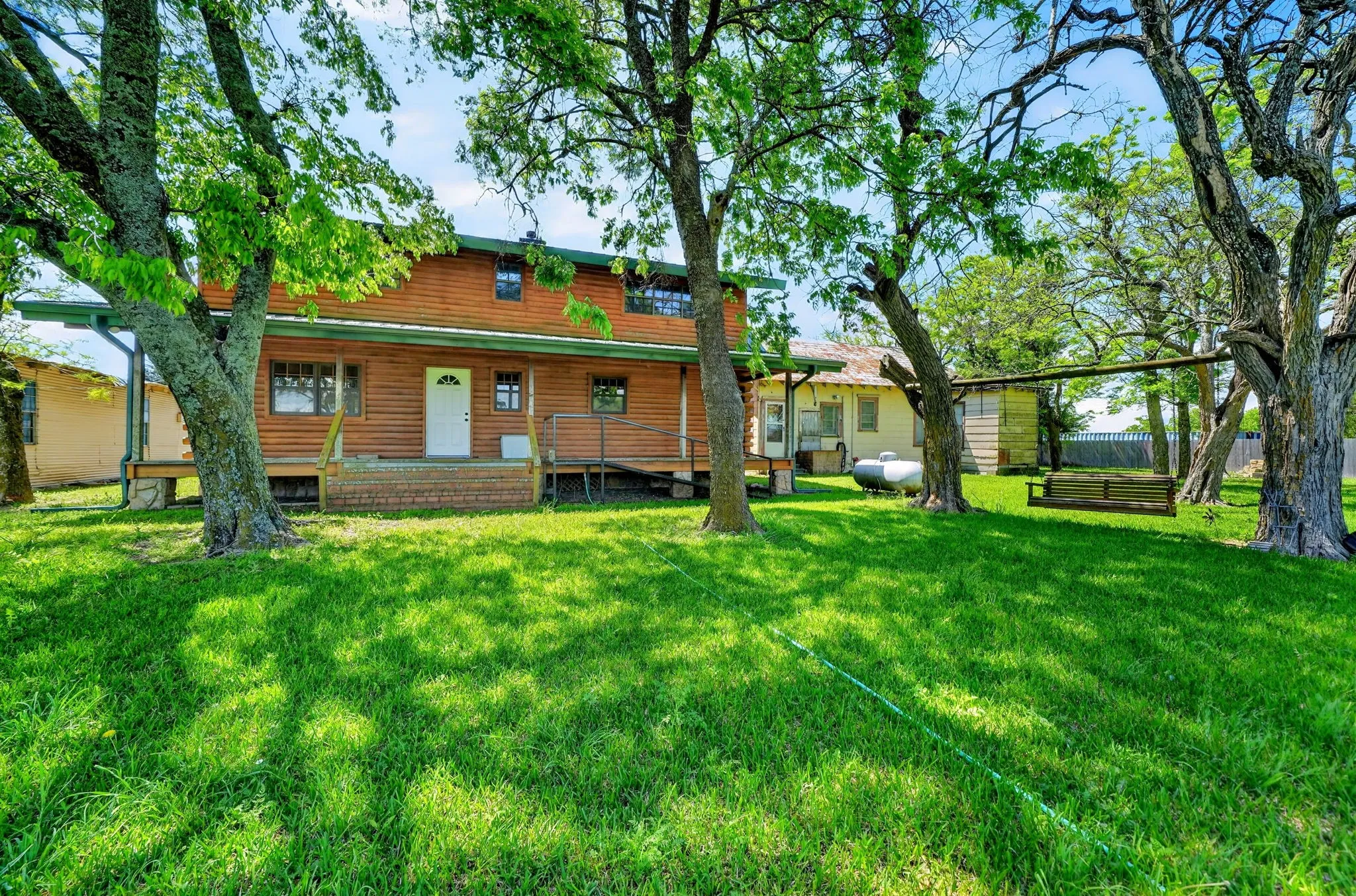 Single Family Residence For Sale in Hunt County , 858 County Road 1006, Celeste, Texas 75423, 3 Bedroom, 2 Bathroom, Garage spaces, 3,460 Sqft, built in 1995, mls#21237557, Real Estate Agent in Celeste, Homes For Sale in Hunt county, Homes For Sale in Celeste, Realtor in Celeste Texas, Real Estate Brokerage Independent Realty Texas, Luminita Cordes Realtor
