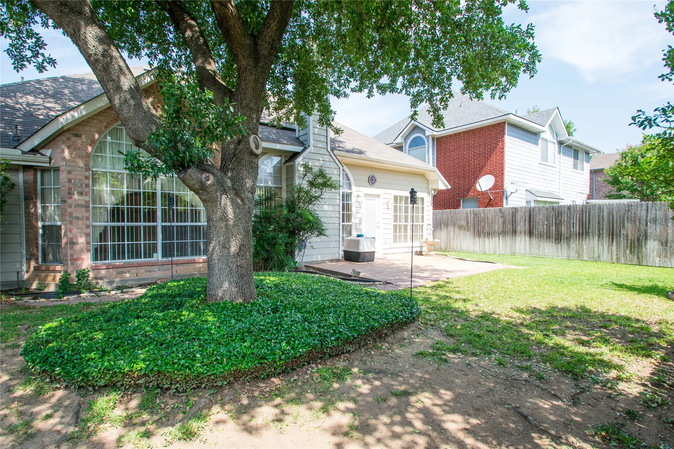 Single Family Residence For Rent in Tarrant County , 5809 Coldsworth Court, Arlington, Texas 76018, 3 Bedrooms, 2 Bathrooms, 2 Garage spaces, 1,990 Sqft, built in 1994, Preowned, Price $2,450, mls#21237761, Real Estate Agent in Arlington, Homes For Rent in Tarrant county, Homes For Rent in Arlington, Realtor in Arlington Texas, Real Estate Brokerage Independent Realty Texas, Luminita Cordes Realtor