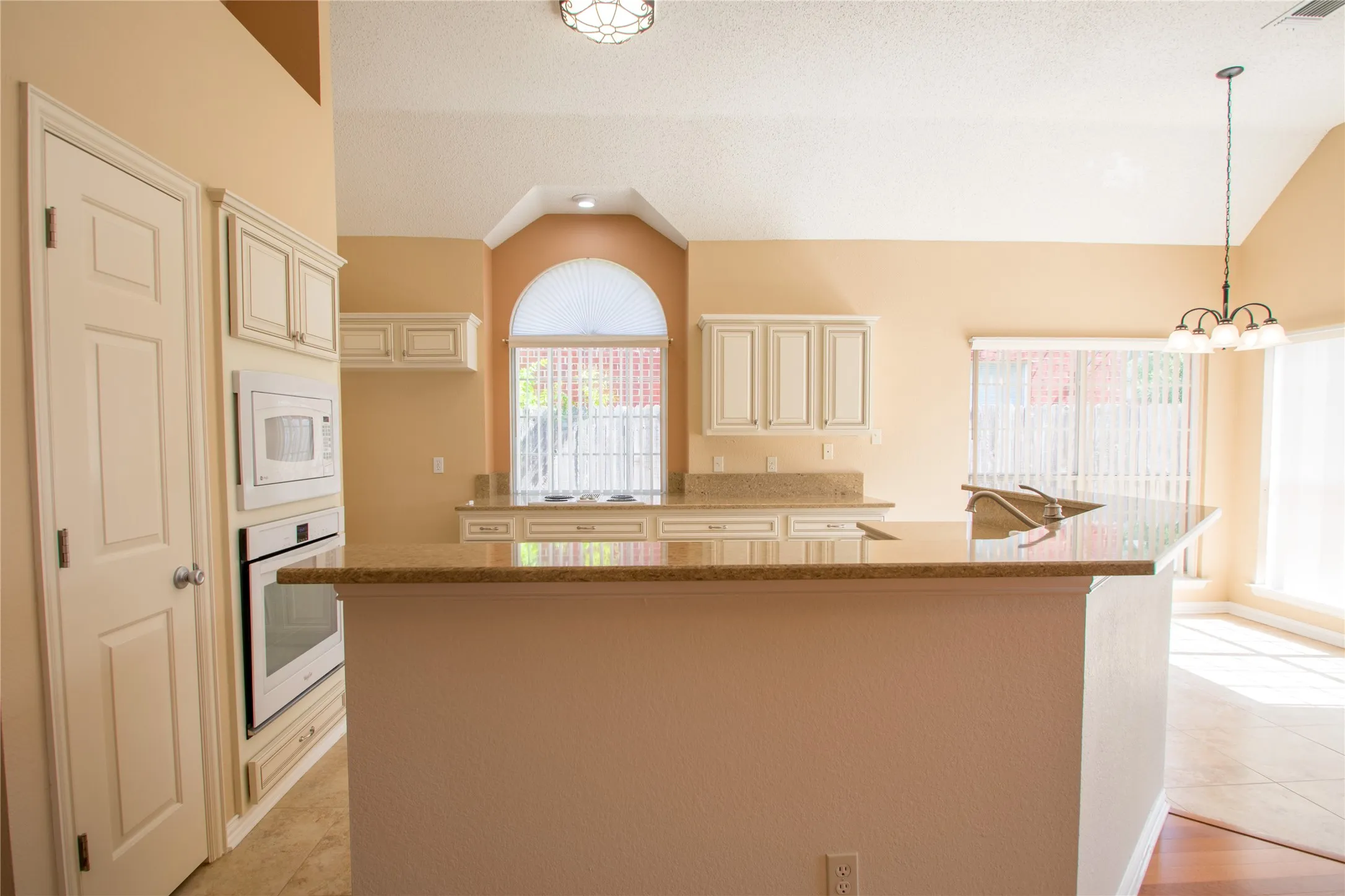 Single Family Residence For Rent in Tarrant County , 5809 Coldsworth Court, Arlington, Texas 76018, 3 Bedrooms, 2 Bathrooms, 2 Garage spaces, 1,990 Sqft, built in 1994, Preowned, Price $2,450, mls#21237761, Real Estate Agent in Arlington, Homes For Rent in Tarrant county, Homes For Rent in Arlington, Realtor in Arlington Texas, Real Estate Brokerage Independent Realty Texas, Luminita Cordes Realtor