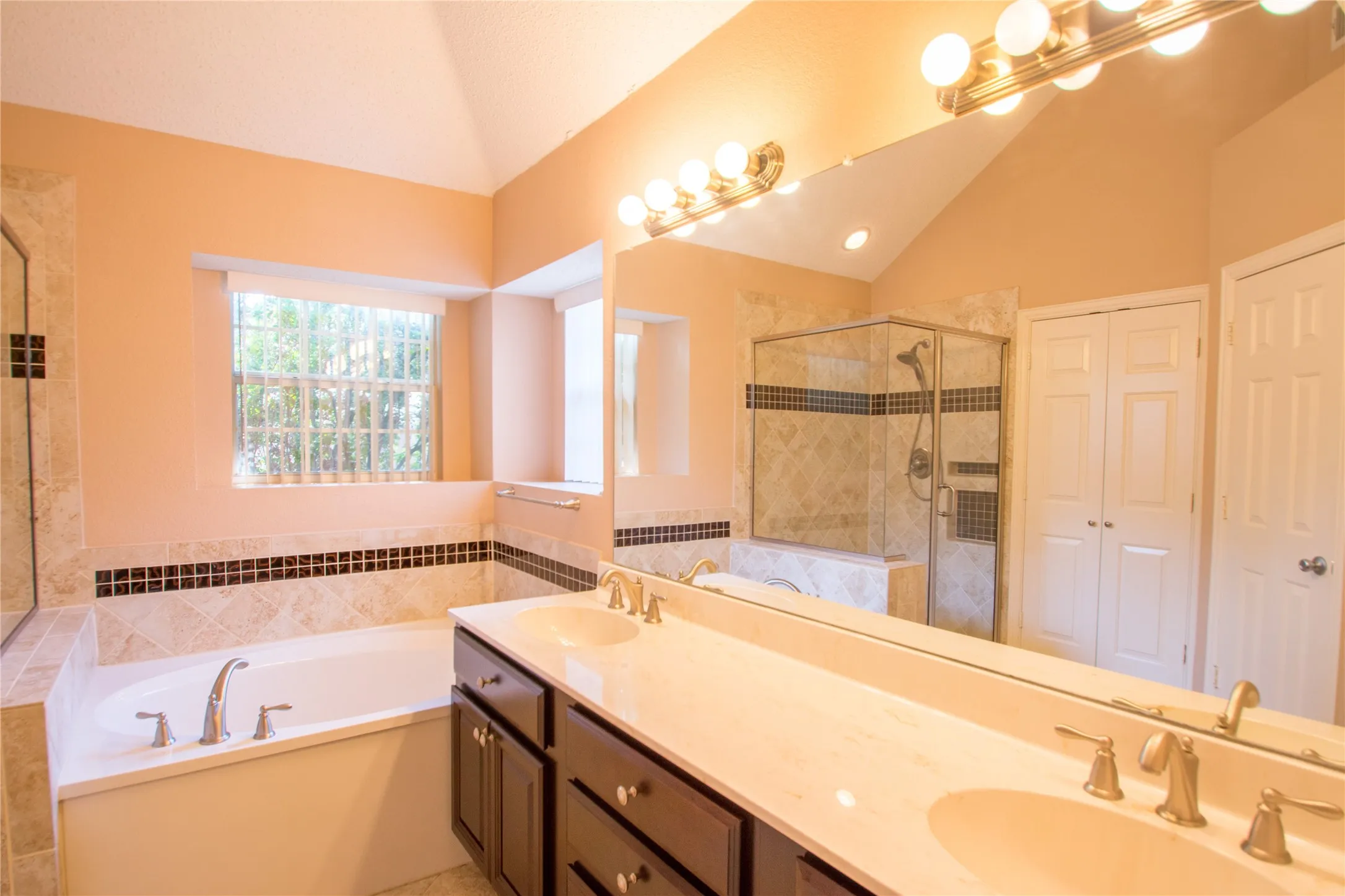 Single Family Residence For Rent in Tarrant County , 5809 Coldsworth Court, Arlington, Texas 76018, 3 Bedrooms, 2 Bathrooms, 2 Garage spaces, 1,990 Sqft, built in 1994, Preowned, Price $2,450, mls#21237761, Real Estate Agent in Arlington, Homes For Rent in Tarrant county, Homes For Rent in Arlington, Realtor in Arlington Texas, Real Estate Brokerage Independent Realty Texas, Luminita Cordes Realtor