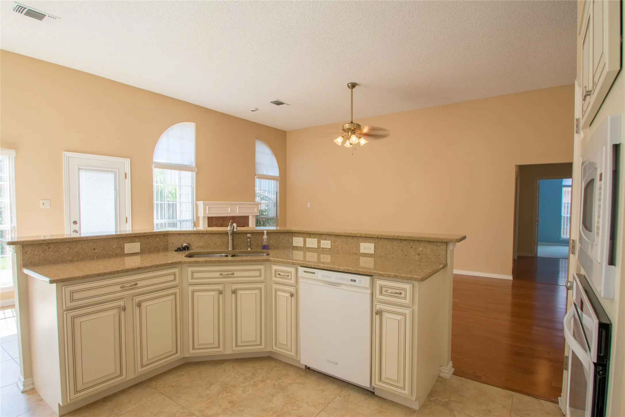 Single Family Residence For Rent in Tarrant County , 5809 Coldsworth Court, Arlington, Texas 76018, 3 Bedrooms, 2 Bathrooms, 2 Garage spaces, 1,990 Sqft, built in 1994, Preowned, Price $2,450, mls#21237761, Real Estate Agent in Arlington, Homes For Rent in Tarrant county, Homes For Rent in Arlington, Realtor in Arlington Texas, Real Estate Brokerage Independent Realty Texas, Luminita Cordes Realtor