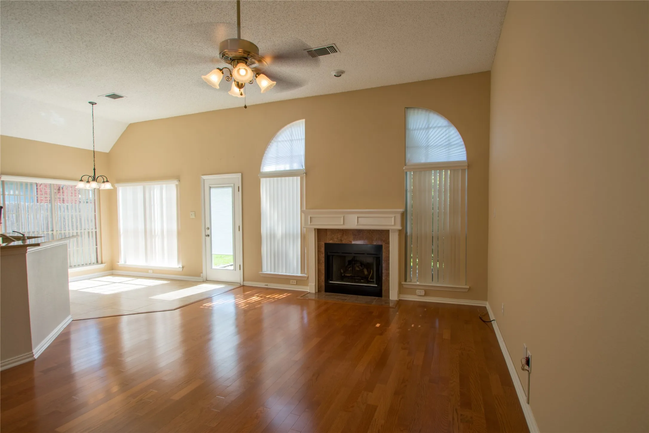 Single Family Residence For Rent in Tarrant County , 5809 Coldsworth Court, Arlington, Texas 76018, 3 Bedrooms, 2 Bathrooms, 2 Garage spaces, 1,990 Sqft, built in 1994, Preowned, Price $2,450, mls#21237761, Real Estate Agent in Arlington, Homes For Rent in Tarrant county, Homes For Rent in Arlington, Realtor in Arlington Texas, Real Estate Brokerage Independent Realty Texas, Luminita Cordes Realtor