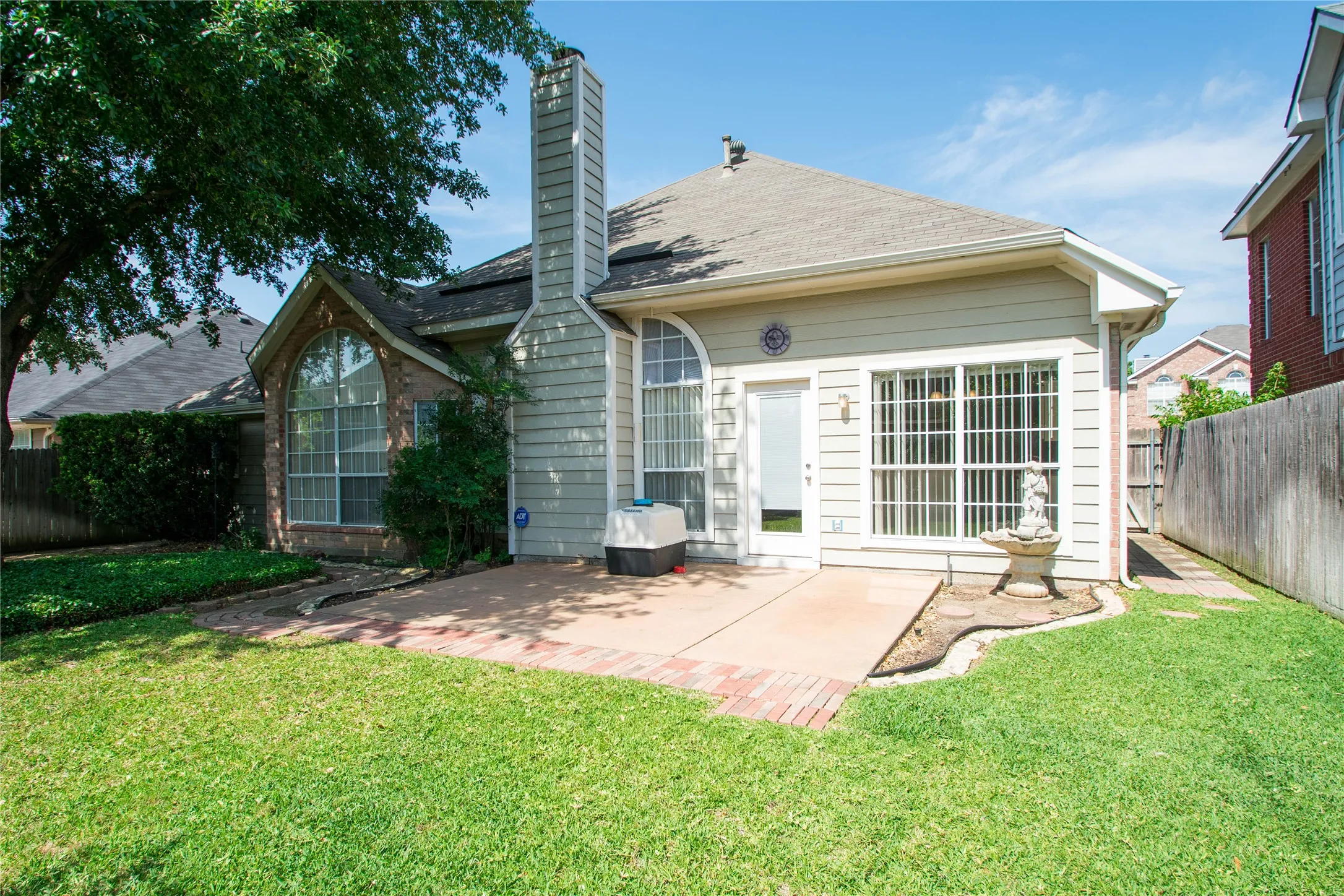 Single Family Residence For Rent in Tarrant County , 5809 Coldsworth Court, Arlington, Texas 76018, 3 Bedrooms, 2 Bathrooms, 2 Garage spaces, 1,990 Sqft, built in 1994, Preowned, Price $2,450, mls#21237761, Real Estate Agent in Arlington, Homes For Rent in Tarrant county, Homes For Rent in Arlington, Realtor in Arlington Texas, Real Estate Brokerage Independent Realty Texas, Luminita Cordes Realtor