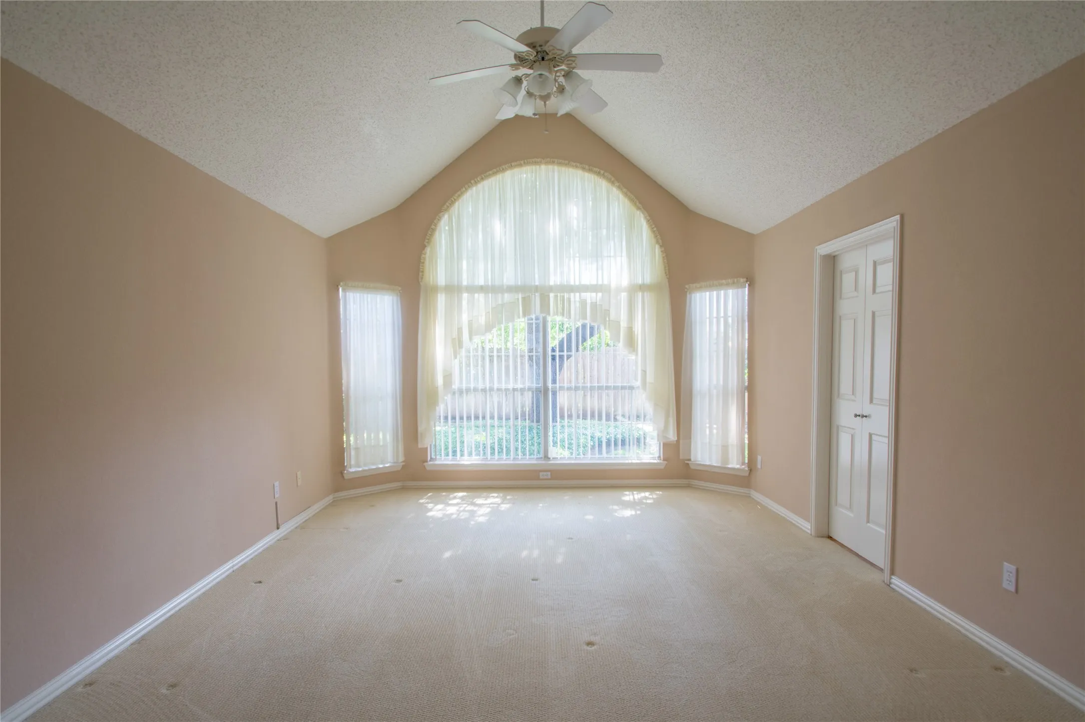 Single Family Residence For Rent in Tarrant County , 5809 Coldsworth Court, Arlington, Texas 76018, 3 Bedrooms, 2 Bathrooms, 2 Garage spaces, 1,990 Sqft, built in 1994, Preowned, Price $2,450, mls#21237761, Real Estate Agent in Arlington, Homes For Rent in Tarrant county, Homes For Rent in Arlington, Realtor in Arlington Texas, Real Estate Brokerage Independent Realty Texas, Luminita Cordes Realtor