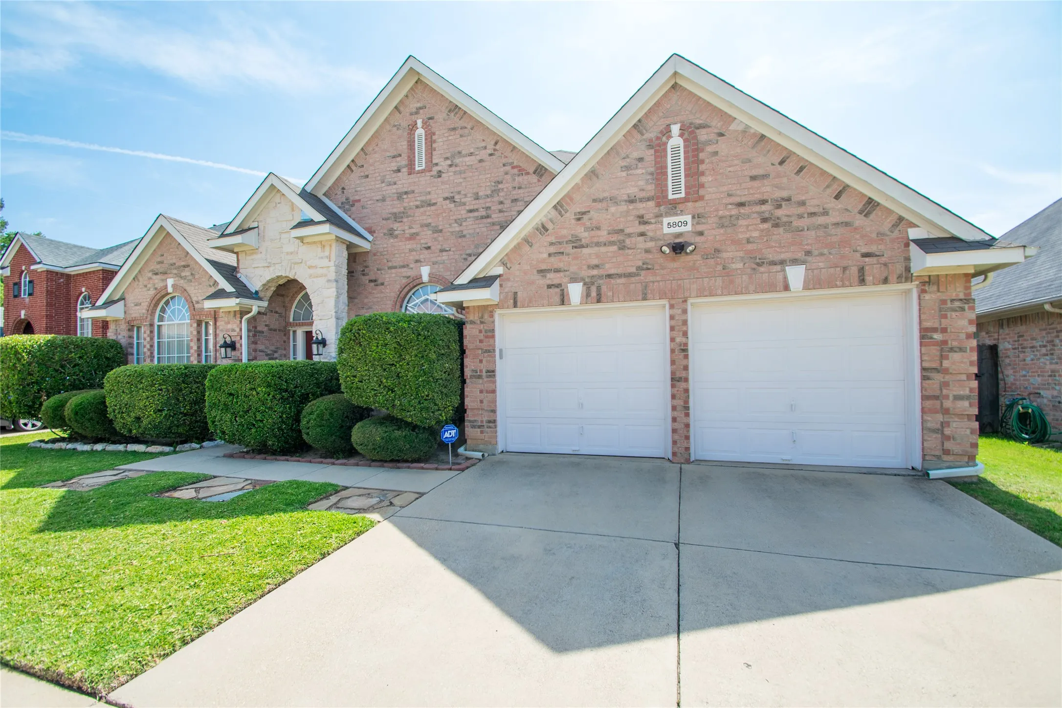 Single Family Residence For Rent in Tarrant County , 5809 Coldsworth Court, Arlington, Texas 76018, 3 Bedrooms, 2 Bathrooms, 2 Garage spaces, 1,990 Sqft, built in 1994, Preowned, Price $2,450, mls#21237761, Real Estate Agent in Arlington, Homes For Rent in Tarrant county, Homes For Rent in Arlington, Realtor in Arlington Texas, Real Estate Brokerage Independent Realty Texas, Luminita Cordes Realtor
