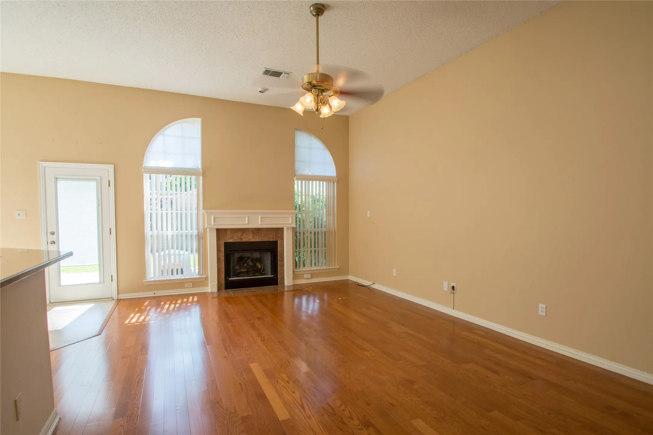 Single Family Residence For Rent in Tarrant County , 5809 Coldsworth Court, Arlington, Texas 76018, 3 Bedrooms, 2 Bathrooms, 2 Garage spaces, 1,990 Sqft, built in 1994, Preowned, Price $2,450, mls#21237761, Real Estate Agent in Arlington, Homes For Rent in Tarrant county, Homes For Rent in Arlington, Realtor in Arlington Texas, Real Estate Brokerage Independent Realty Texas, Luminita Cordes Realtor