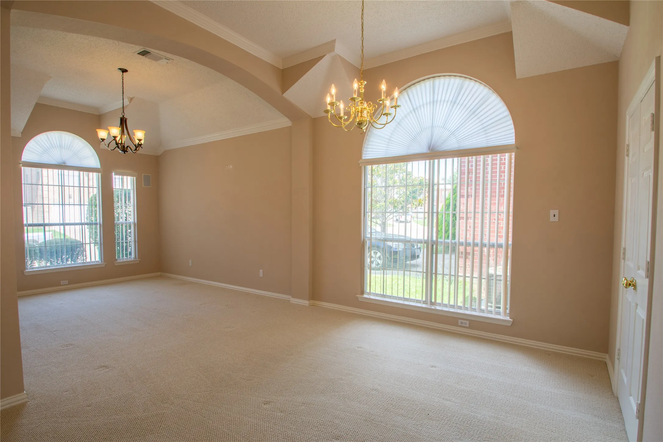 Single Family Residence For Rent in Tarrant County , 5809 Coldsworth Court, Arlington, Texas 76018, 3 Bedrooms, 2 Bathrooms, 2 Garage spaces, 1,990 Sqft, built in 1994, Preowned, Price $2,450, mls#21237761, Real Estate Agent in Arlington, Homes For Rent in Tarrant county, Homes For Rent in Arlington, Realtor in Arlington Texas, Real Estate Brokerage Independent Realty Texas, Luminita Cordes Realtor