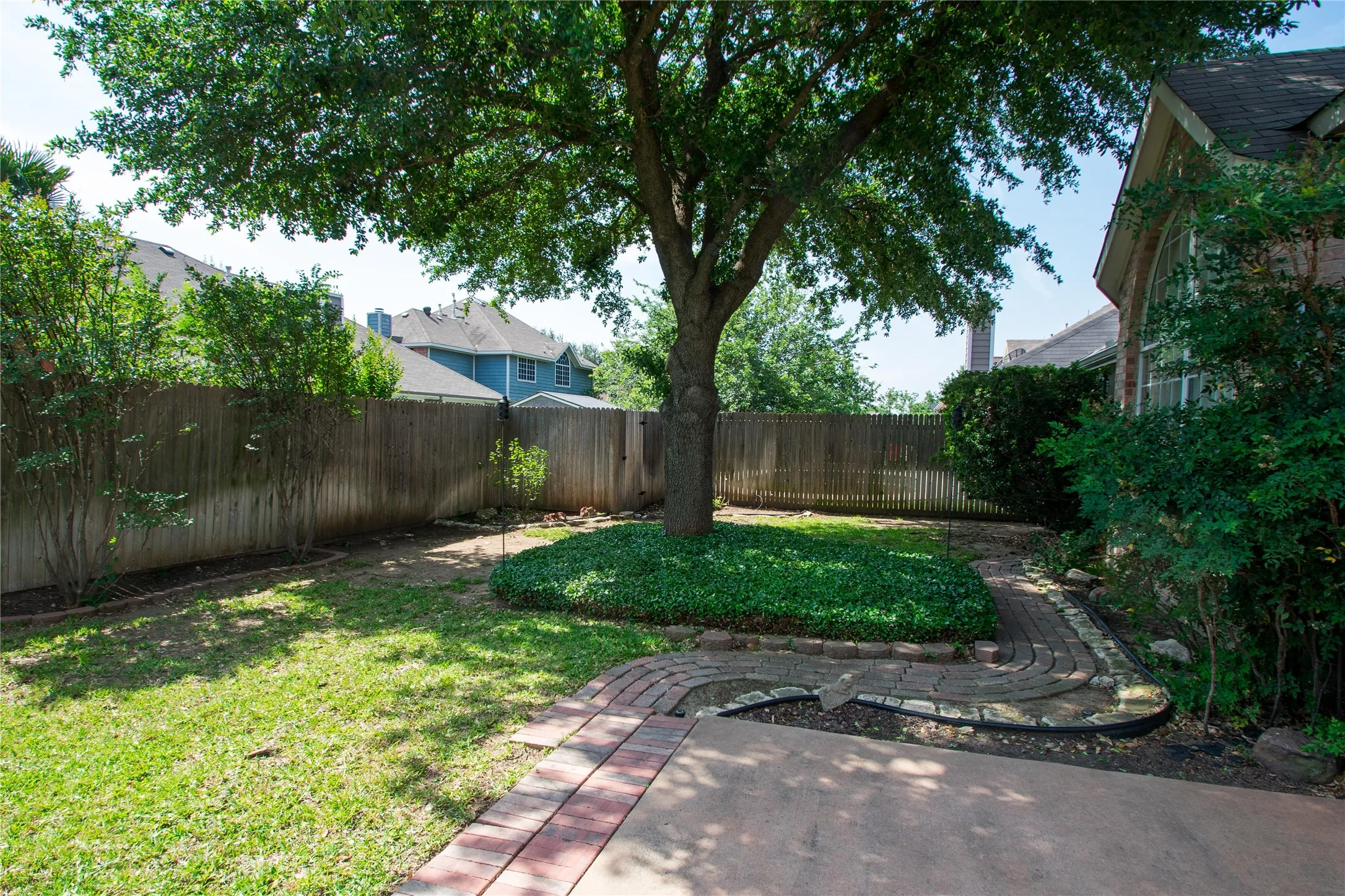 Single Family Residence For Rent in Tarrant County , 5809 Coldsworth Court, Arlington, Texas 76018, 3 Bedrooms, 2 Bathrooms, 2 Garage spaces, 1,990 Sqft, built in 1994, Preowned, Price $2,450, mls#21237761, Real Estate Agent in Arlington, Homes For Rent in Tarrant county, Homes For Rent in Arlington, Realtor in Arlington Texas, Real Estate Brokerage Independent Realty Texas, Luminita Cordes Realtor