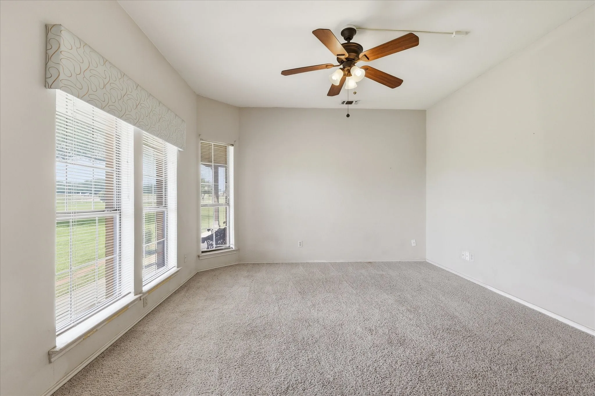 Single Family Residence For Sale in Tarrant County , 211 Bayne Road, Haslet, Texas 76052, 4 Bedroom, 3 Bathroom, 2 Garage spaces, 3,400 Sqft, built in 1985, mls#21236646, Real Estate Agent in Haslet, Homes For Sale in Tarrant county, Homes For Sale in Haslet, Realtor in Haslet Texas, Real Estate Brokerage Independent Realty Texas, Luminita Cordes Realtor