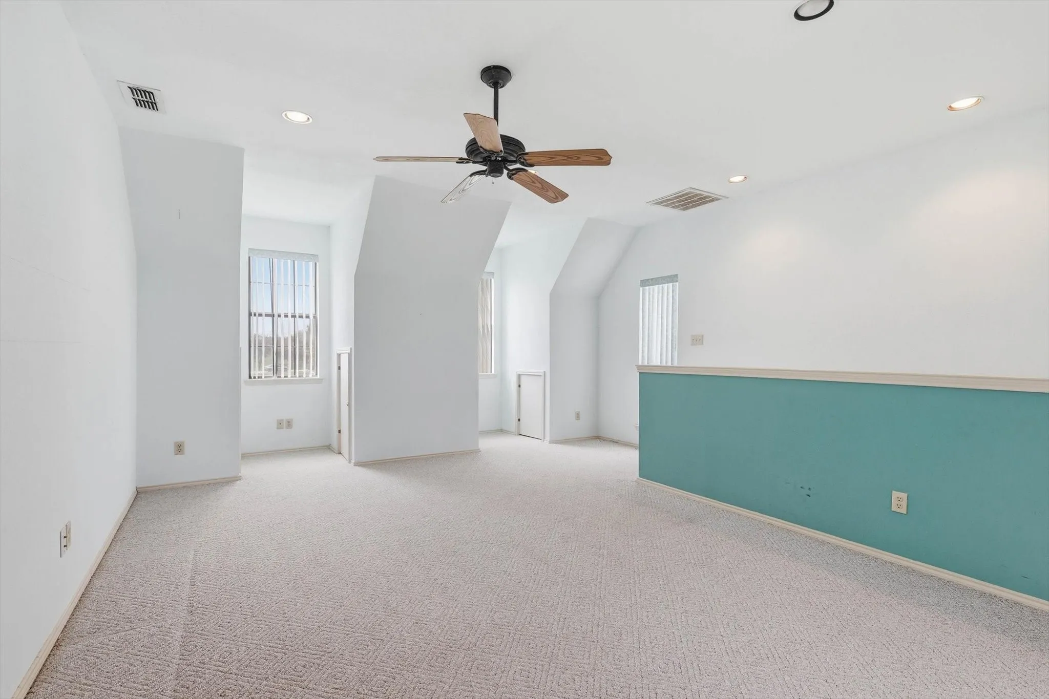 Single Family Residence For Sale in Tarrant County , 211 Bayne Road, Haslet, Texas 76052, 4 Bedroom, 3 Bathroom, 2 Garage spaces, 3,400 Sqft, built in 1985, mls#21236646, Real Estate Agent in Haslet, Homes For Sale in Tarrant county, Homes For Sale in Haslet, Realtor in Haslet Texas, Real Estate Brokerage Independent Realty Texas, Luminita Cordes Realtor