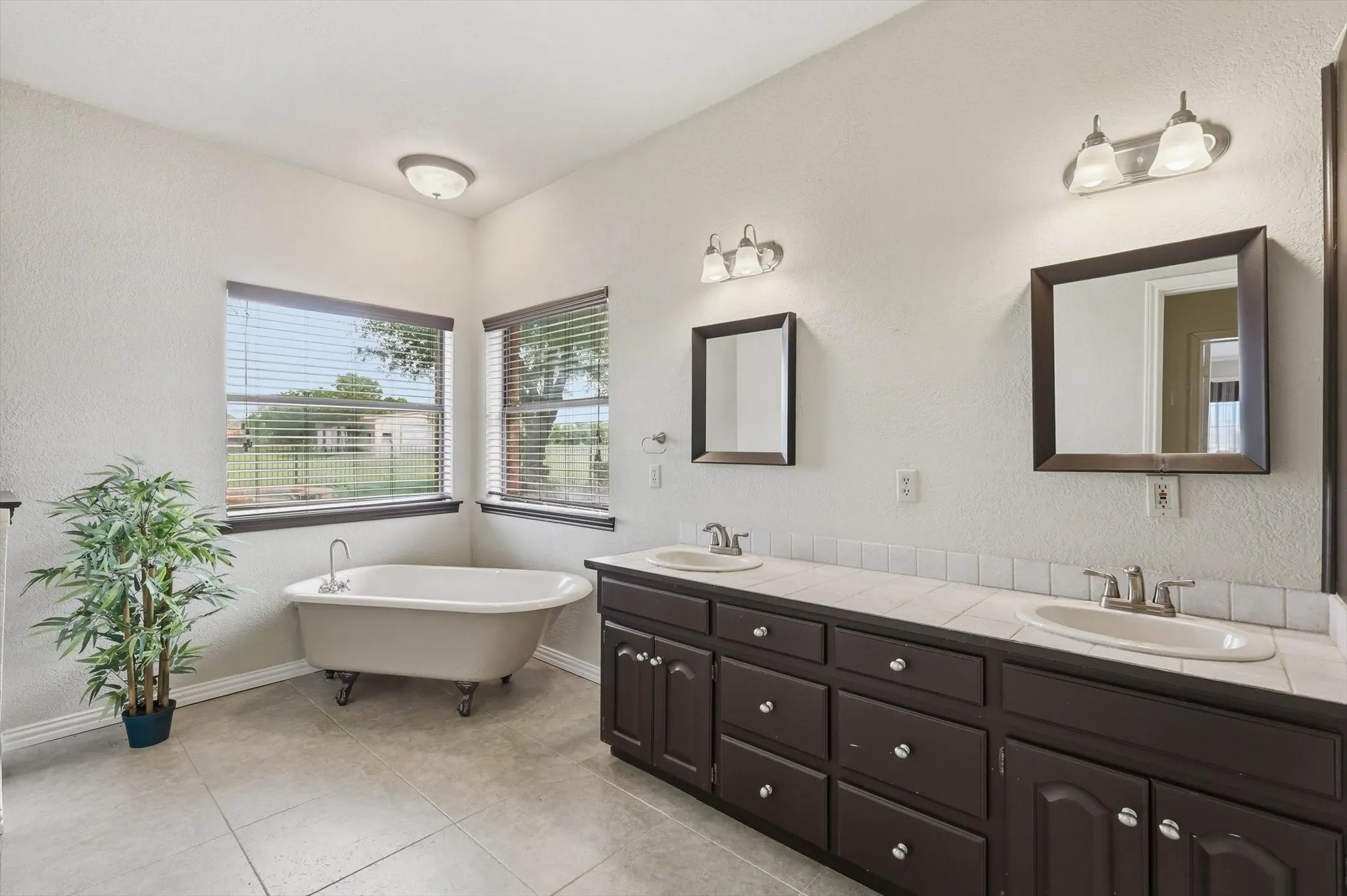 Single Family Residence For Sale in Tarrant County , 211 Bayne Road, Haslet, Texas 76052, 4 Bedroom, 3 Bathroom, 2 Garage spaces, 3,400 Sqft, built in 1985, mls#21236646, Real Estate Agent in Haslet, Homes For Sale in Tarrant county, Homes For Sale in Haslet, Realtor in Haslet Texas, Real Estate Brokerage Independent Realty Texas, Luminita Cordes Realtor