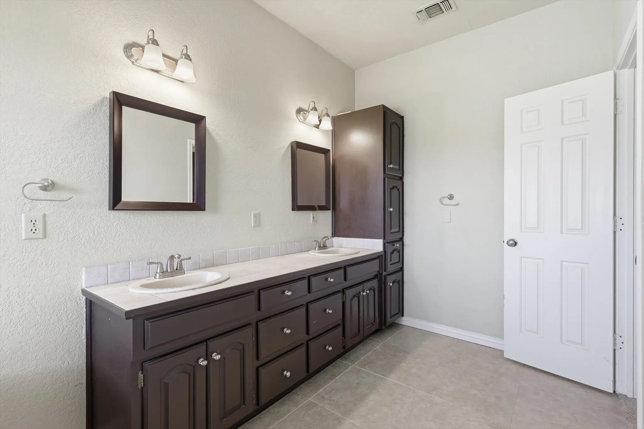 Single Family Residence For Sale in Tarrant County , 211 Bayne Road, Haslet, Texas 76052, 4 Bedroom, 3 Bathroom, 2 Garage spaces, 3,400 Sqft, built in 1985, mls#21236646, Real Estate Agent in Haslet, Homes For Sale in Tarrant county, Homes For Sale in Haslet, Realtor in Haslet Texas, Real Estate Brokerage Independent Realty Texas, Luminita Cordes Realtor