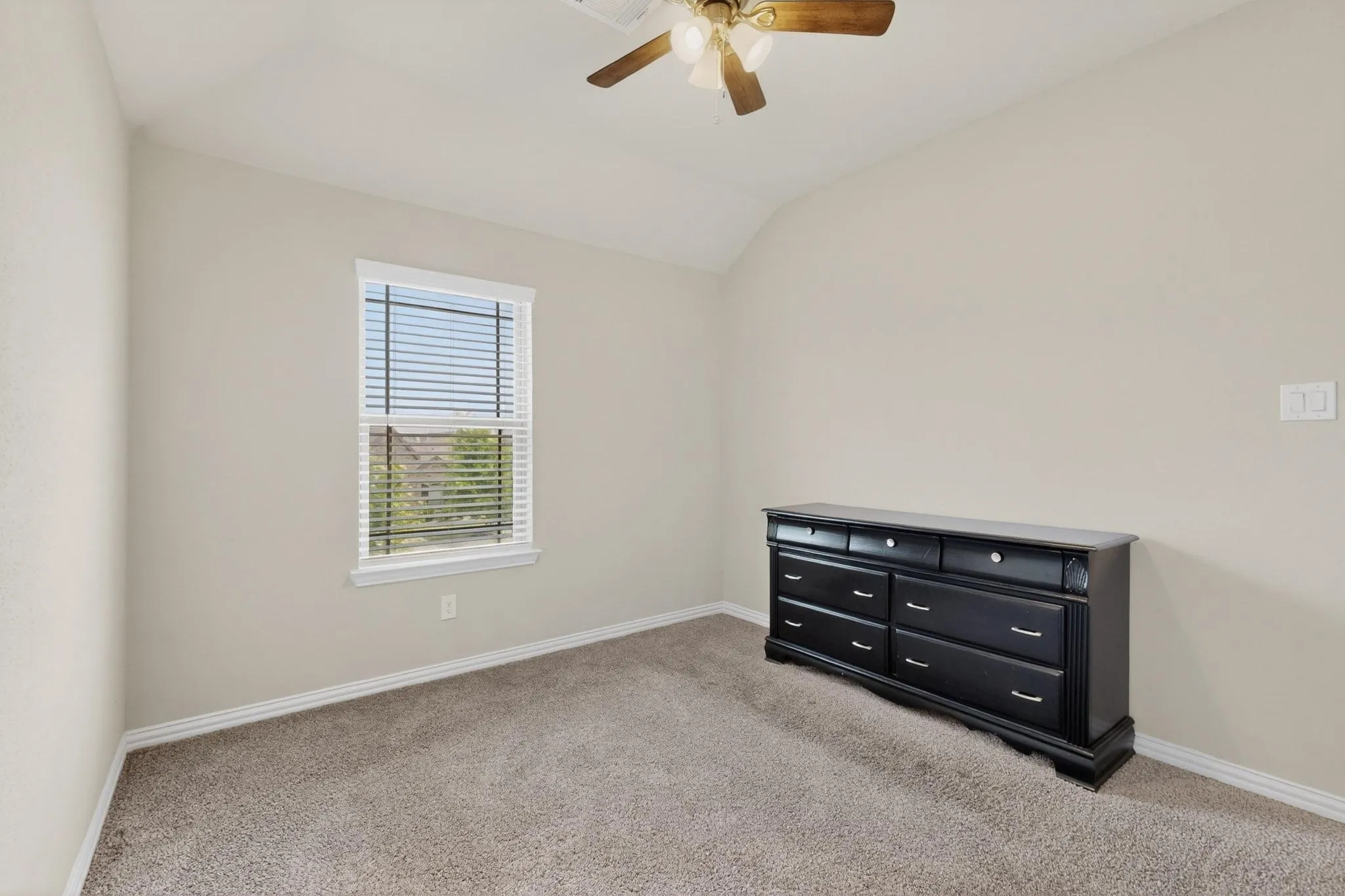 Single Family Residence For Sale in Ellis County , 73 River Oaks Boulevard, Waxahachie, Texas 75165, 4 Bedroom, 3 Bathroom, 2 Garage spaces, 3,005 Sqft, built in 2021, Preowned, mls#21234561, Real Estate Agent in Waxahachie, Homes For Sale in Ellis county, Homes For Sale in Waxahachie, Realtor in Waxahachie Texas, Real Estate Brokerage Independent Realty Texas, Luminita Cordes Realtor