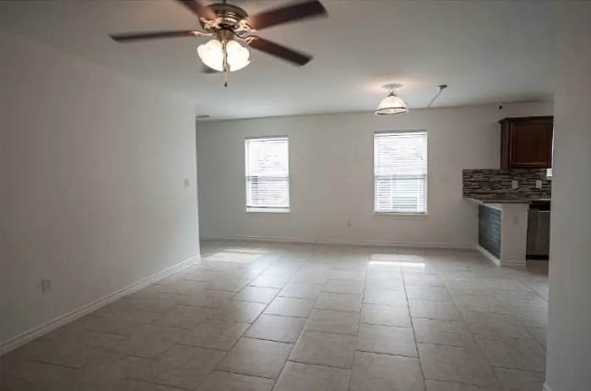 Living and dining room - Unit 823