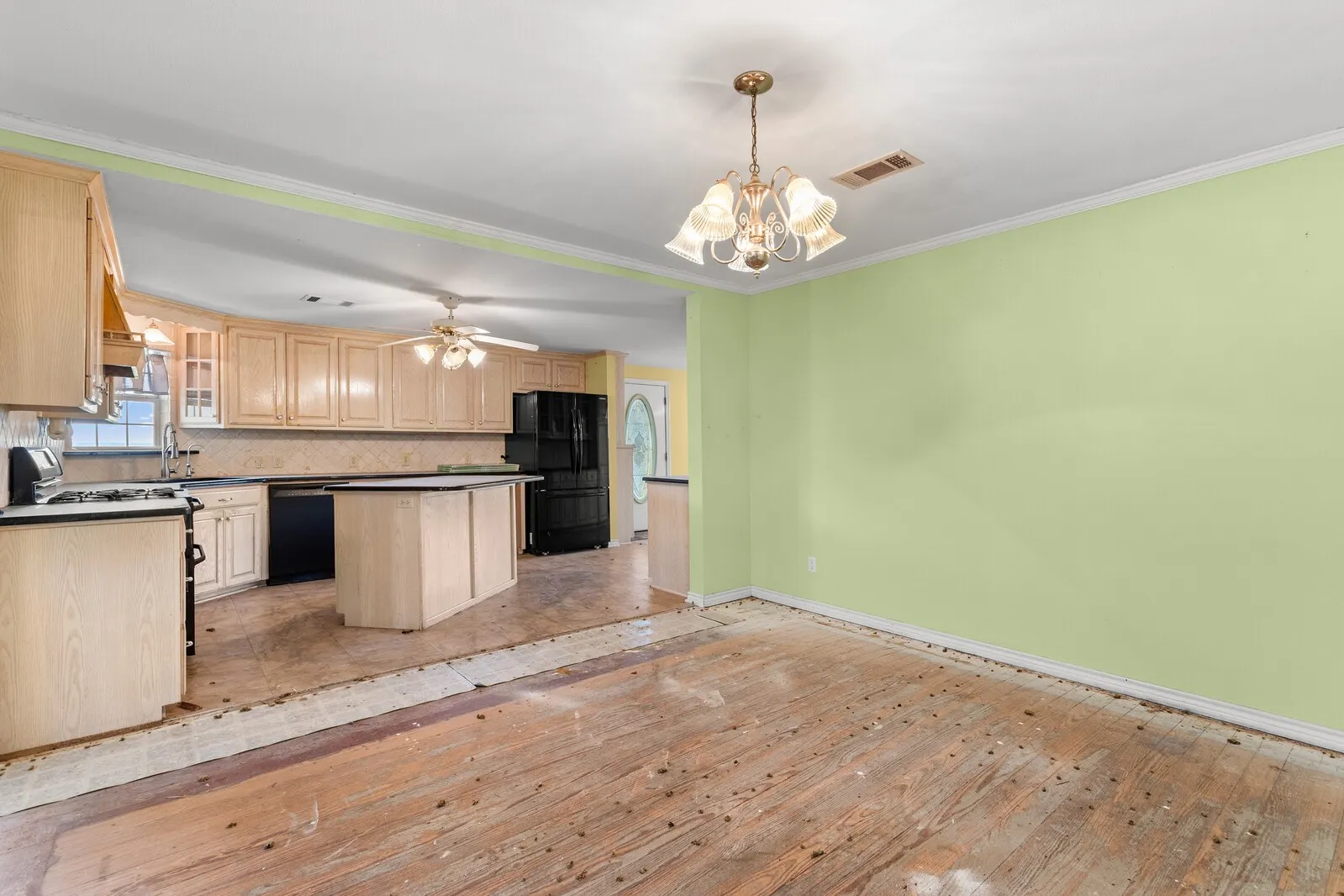 Single Family Residence For Sale in Bosque County , 589 County Road 4150, Clifton, Texas 76634, 3 Bedroom, 3 Bathroom, 2 Garage spaces, 2,244 Sqft, built in 1945, mls#21237805, Real Estate Agent in Clifton, Homes For Sale in Bosque county, Homes For Sale in Clifton, Realtor in Clifton Texas, Real Estate Brokerage Independent Realty Texas, Luminita Cordes Realtor