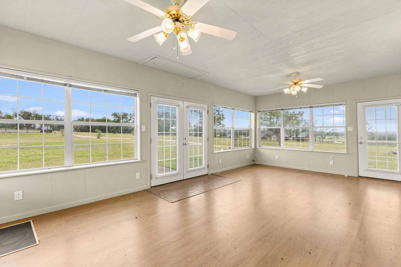Single Family Residence For Sale in Bosque County , 589 County Road 4150, Clifton, Texas 76634, 3 Bedroom, 3 Bathroom, 2 Garage spaces, 2,244 Sqft, built in 1945, mls#21237805, Real Estate Agent in Clifton, Homes For Sale in Bosque county, Homes For Sale in Clifton, Realtor in Clifton Texas, Real Estate Brokerage Independent Realty Texas, Luminita Cordes Realtor