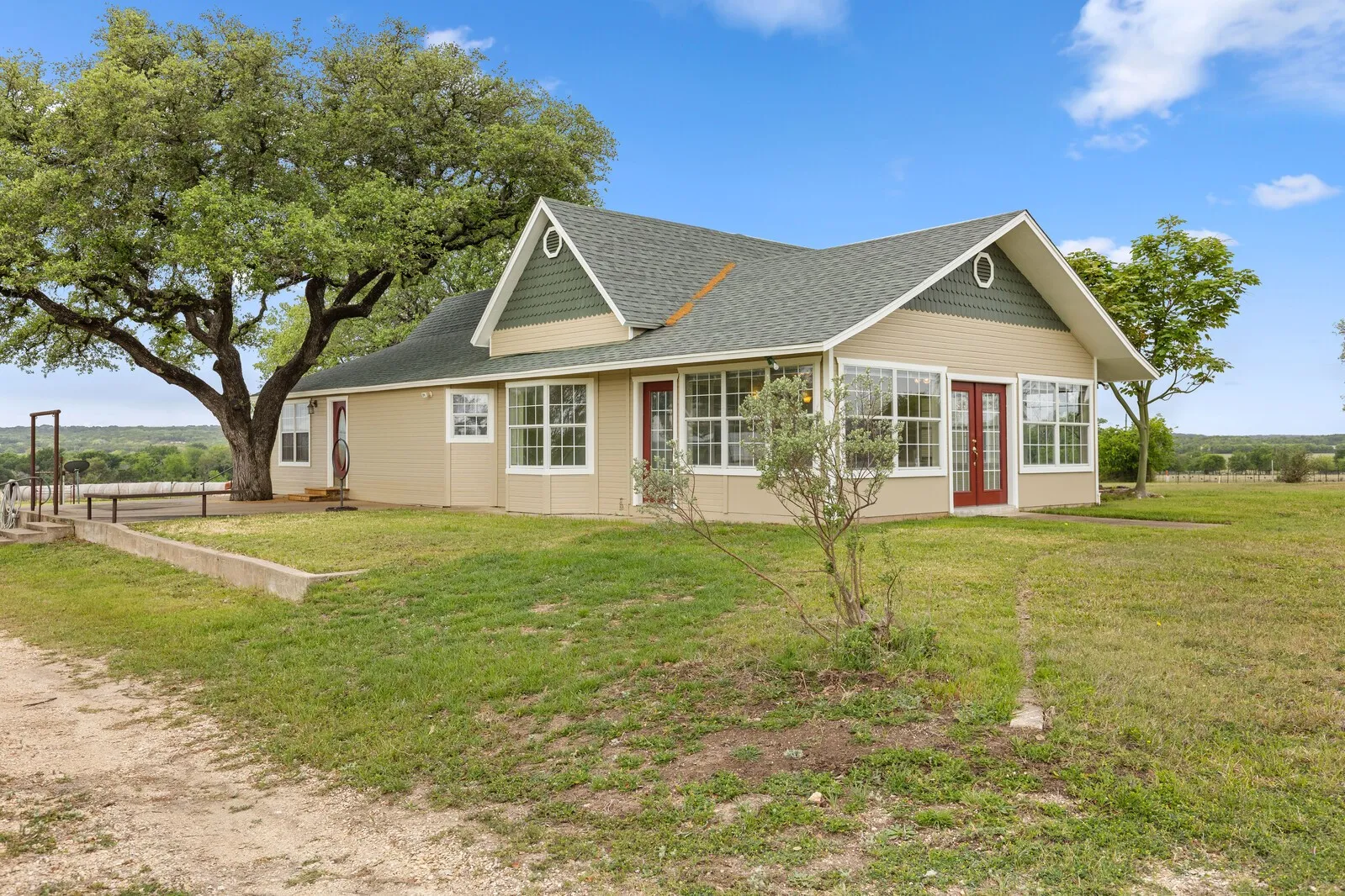 Single Family Residence For Sale in Bosque County , 589 County Road 4150, Clifton, Texas 76634, 3 Bedroom, 3 Bathroom, 2 Garage spaces, 2,244 Sqft, built in 1945, mls#21237805, Real Estate Agent in Clifton, Homes For Sale in Bosque county, Homes For Sale in Clifton, Realtor in Clifton Texas, Real Estate Brokerage Independent Realty Texas, Luminita Cordes Realtor