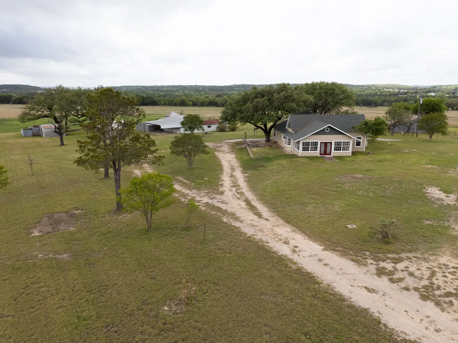 Single Family Residence For Sale in Bosque County , 589 County Road 4150, Clifton, Texas 76634, 3 Bedroom, 3 Bathroom, 2 Garage spaces, 2,244 Sqft, built in 1945, mls#21237805, Real Estate Agent in Clifton, Homes For Sale in Bosque county, Homes For Sale in Clifton, Realtor in Clifton Texas, Real Estate Brokerage Independent Realty Texas, Luminita Cordes Realtor