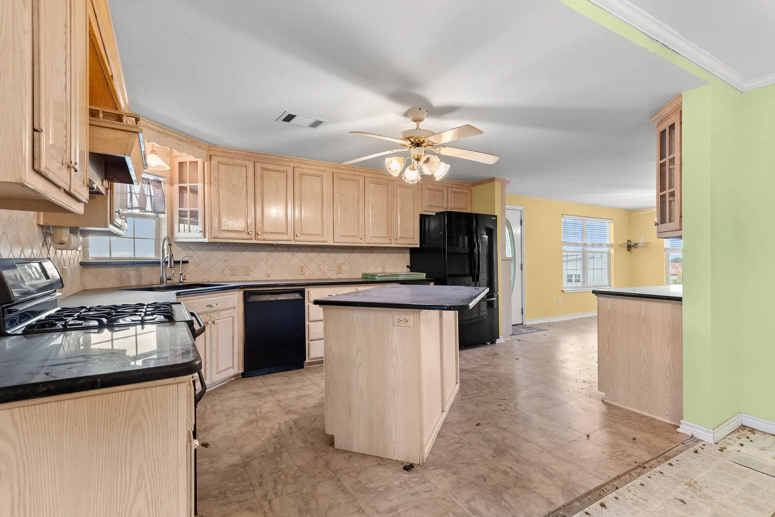 Single Family Residence For Sale in Bosque County , 589 County Road 4150, Clifton, Texas 76634, 3 Bedroom, 3 Bathroom, 2 Garage spaces, 2,244 Sqft, built in 1945, mls#21237805, Real Estate Agent in Clifton, Homes For Sale in Bosque county, Homes For Sale in Clifton, Realtor in Clifton Texas, Real Estate Brokerage Independent Realty Texas, Luminita Cordes Realtor