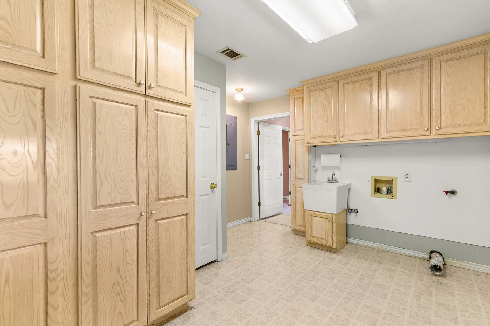 Single Family Residence For Sale in Bosque County , 589 County Road 4150, Clifton, Texas 76634, 3 Bedroom, 3 Bathroom, 2 Garage spaces, 2,244 Sqft, built in 1945, mls#21237805, Real Estate Agent in Clifton, Homes For Sale in Bosque county, Homes For Sale in Clifton, Realtor in Clifton Texas, Real Estate Brokerage Independent Realty Texas, Luminita Cordes Realtor