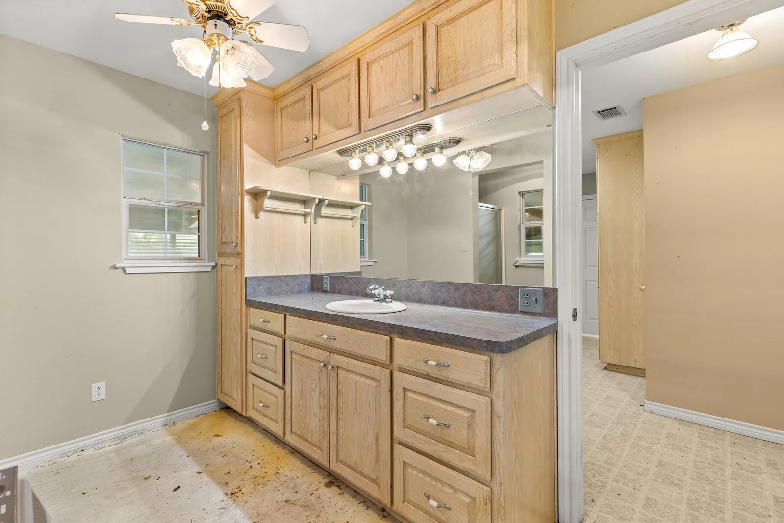 Single Family Residence For Sale in Bosque County , 589 County Road 4150, Clifton, Texas 76634, 3 Bedroom, 3 Bathroom, 2 Garage spaces, 2,244 Sqft, built in 1945, mls#21237805, Real Estate Agent in Clifton, Homes For Sale in Bosque county, Homes For Sale in Clifton, Realtor in Clifton Texas, Real Estate Brokerage Independent Realty Texas, Luminita Cordes Realtor