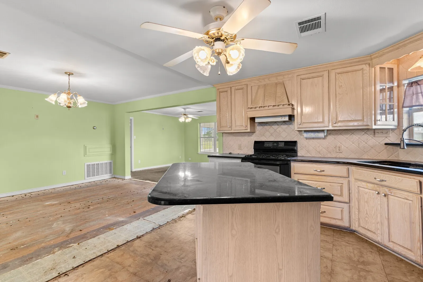 Single Family Residence For Sale in Bosque County , 589 County Road 4150, Clifton, Texas 76634, 3 Bedroom, 3 Bathroom, 2 Garage spaces, 2,244 Sqft, built in 1945, mls#21237805, Real Estate Agent in Clifton, Homes For Sale in Bosque county, Homes For Sale in Clifton, Realtor in Clifton Texas, Real Estate Brokerage Independent Realty Texas, Luminita Cordes Realtor