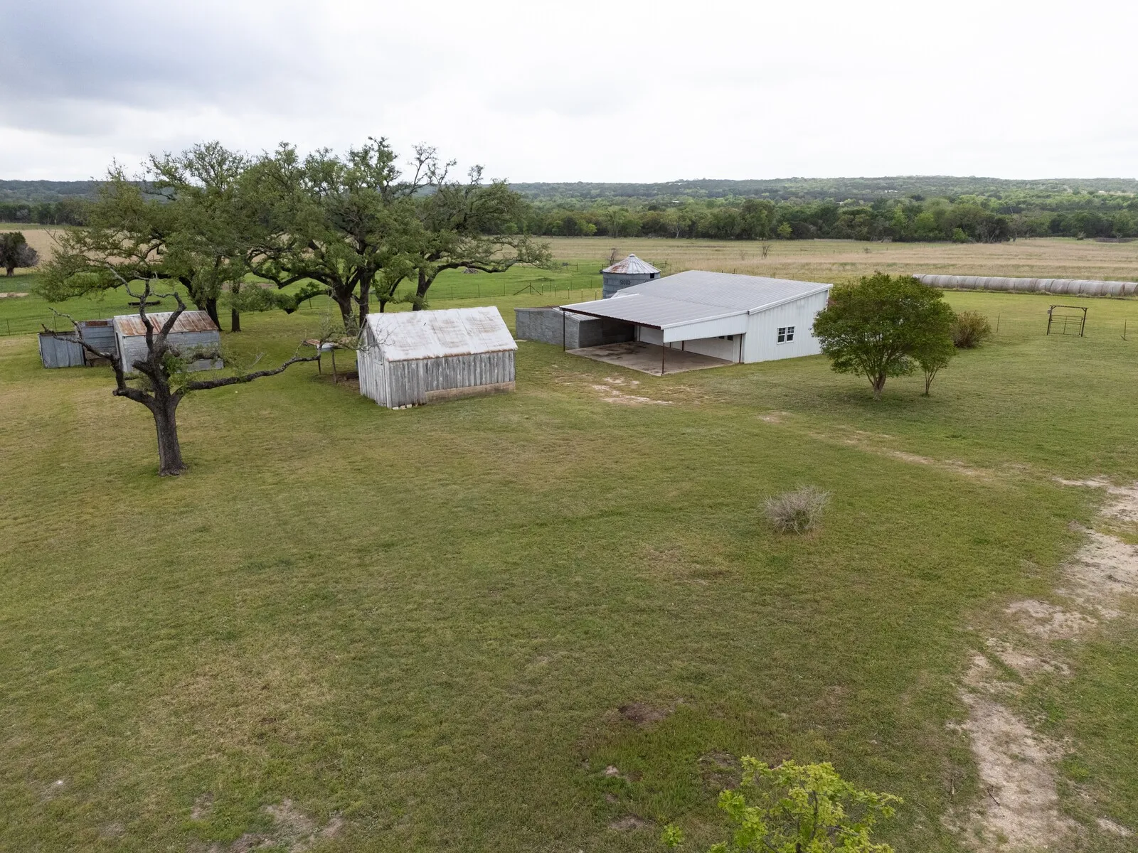 Single Family Residence For Sale in Bosque County , 589 County Road 4150, Clifton, Texas 76634, 3 Bedroom, 3 Bathroom, 2 Garage spaces, 2,244 Sqft, built in 1945, mls#21237805, Real Estate Agent in Clifton, Homes For Sale in Bosque county, Homes For Sale in Clifton, Realtor in Clifton Texas, Real Estate Brokerage Independent Realty Texas, Luminita Cordes Realtor